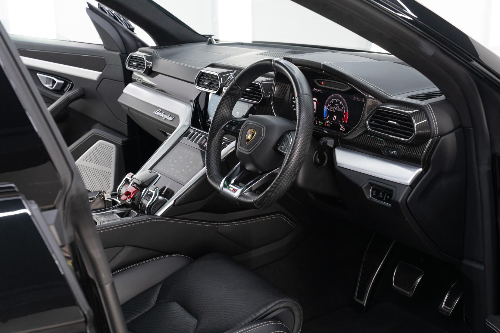 Lamborghini Urus view 3