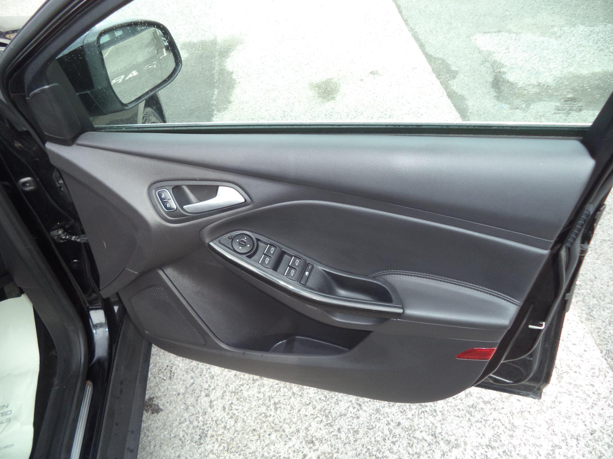 Ford Focus view 23