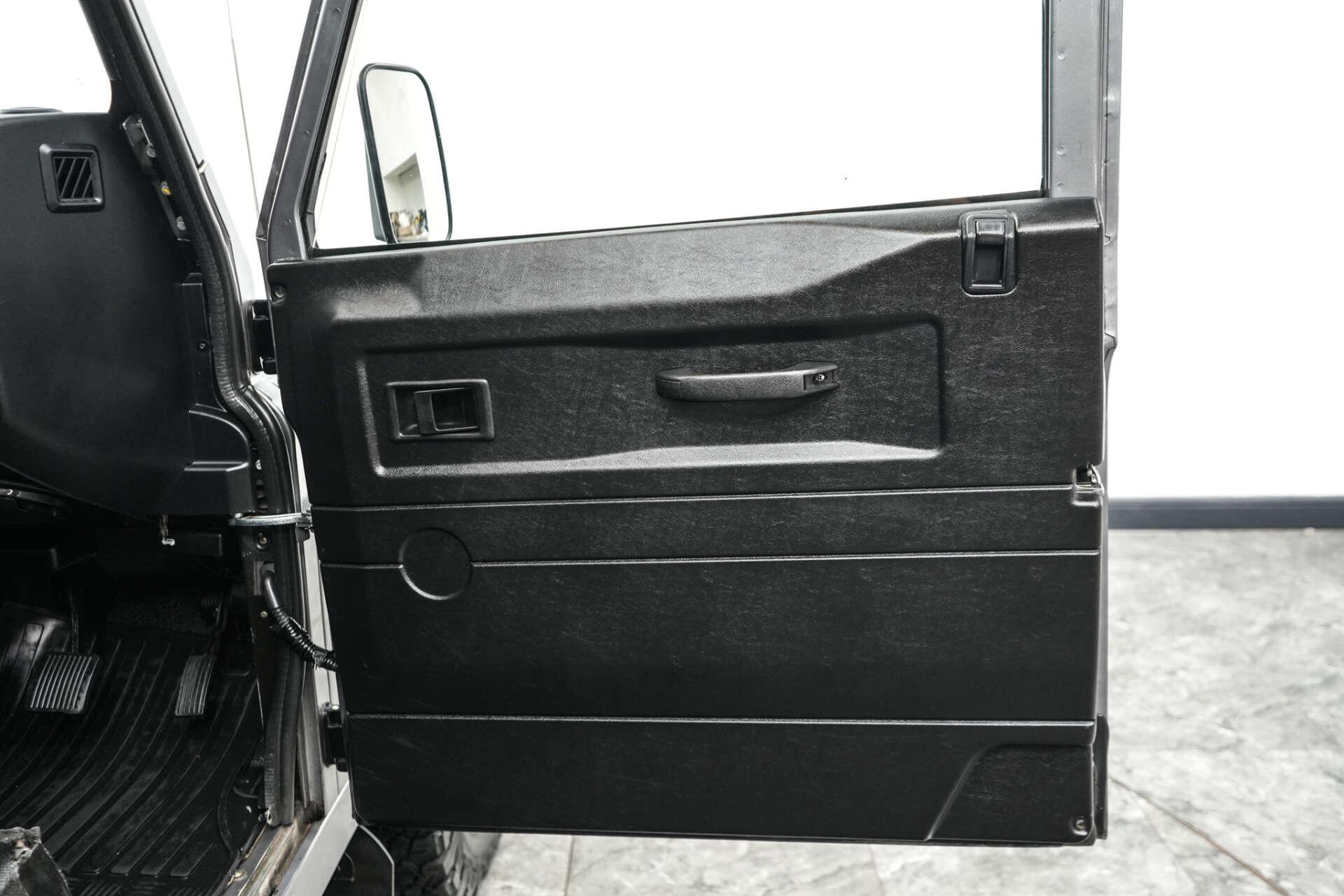 Land Rover Defender 90 view 19