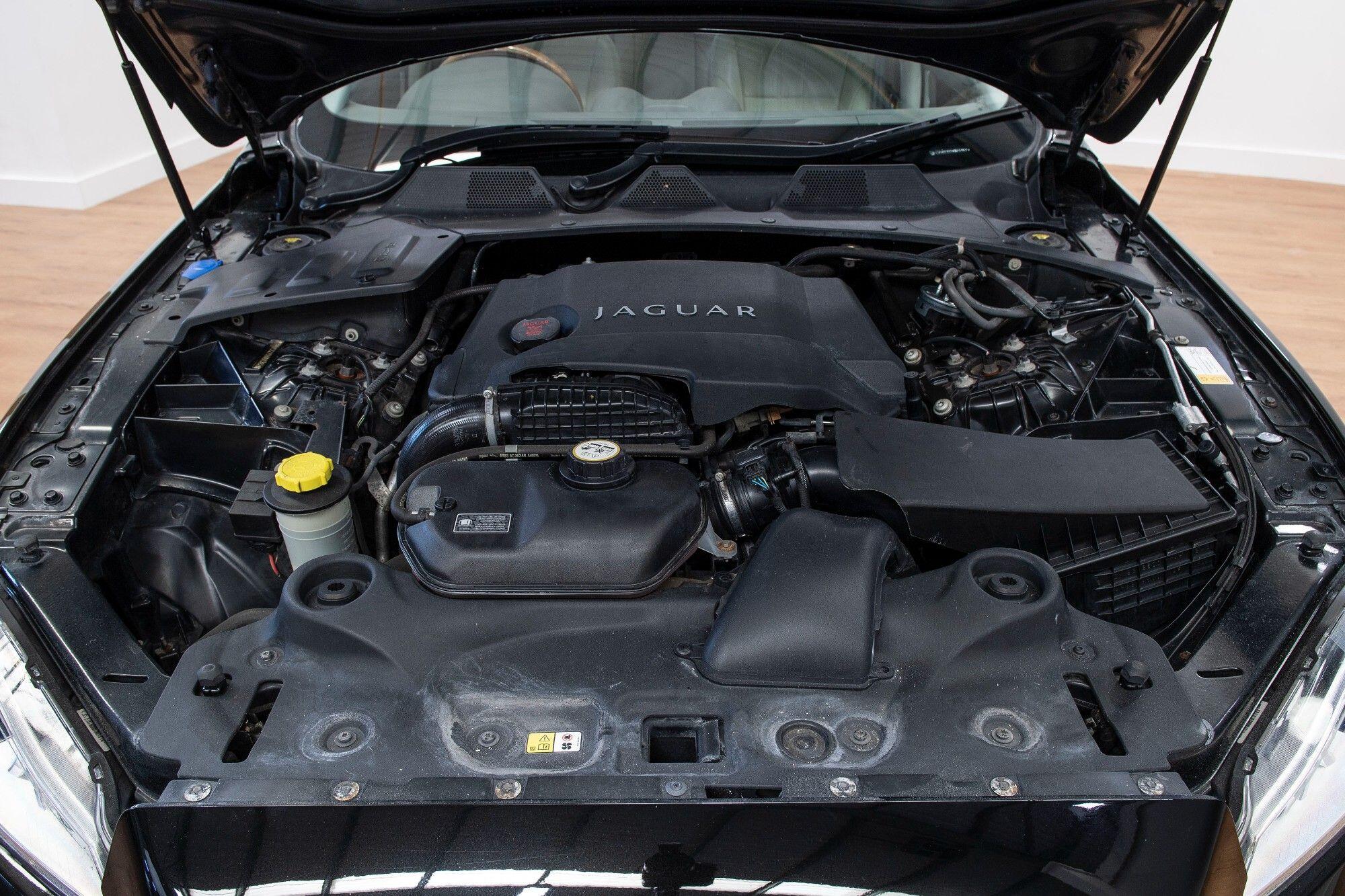 Jaguar XJ view 36