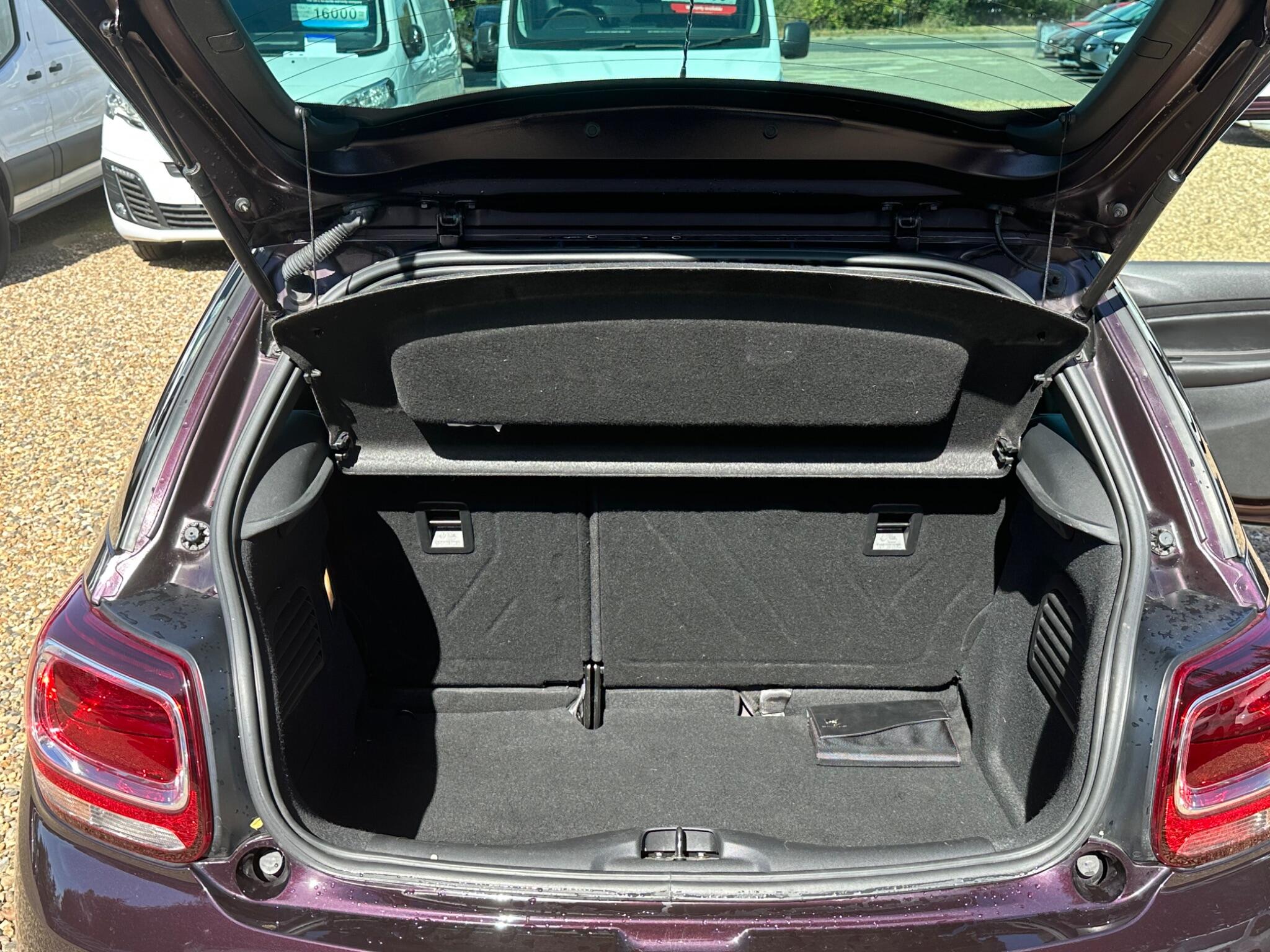 DS Automobiles DS 3 view 14