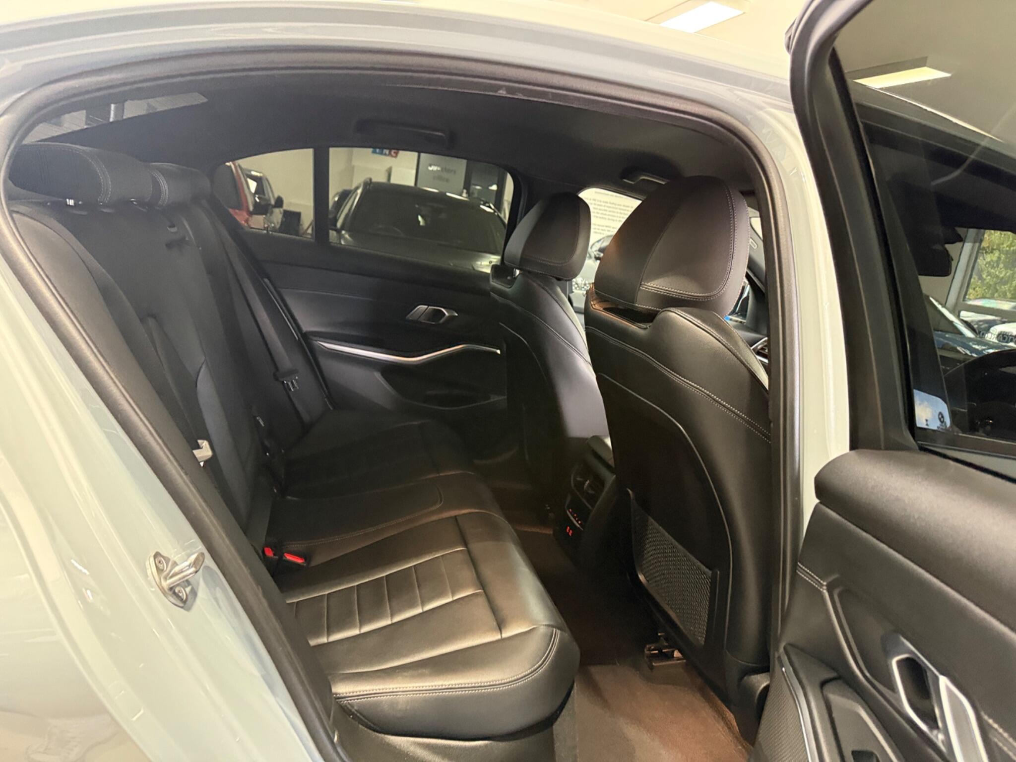 BMW 3 Series view 31