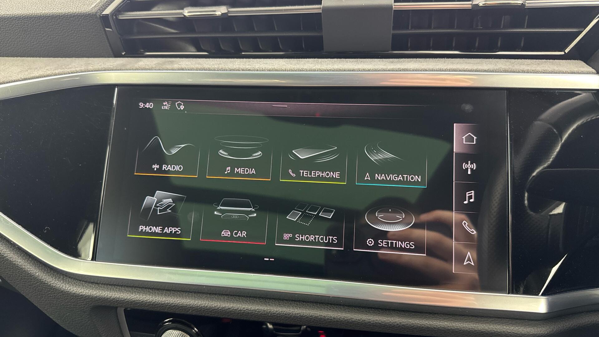 Audi Q3 view 12