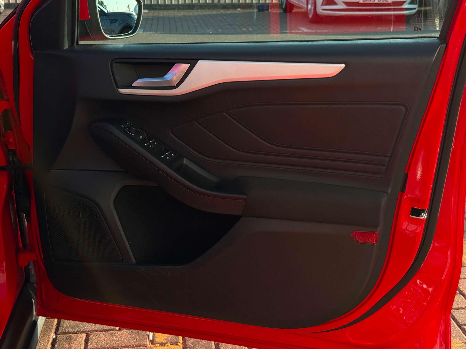 Ford Focus view 19