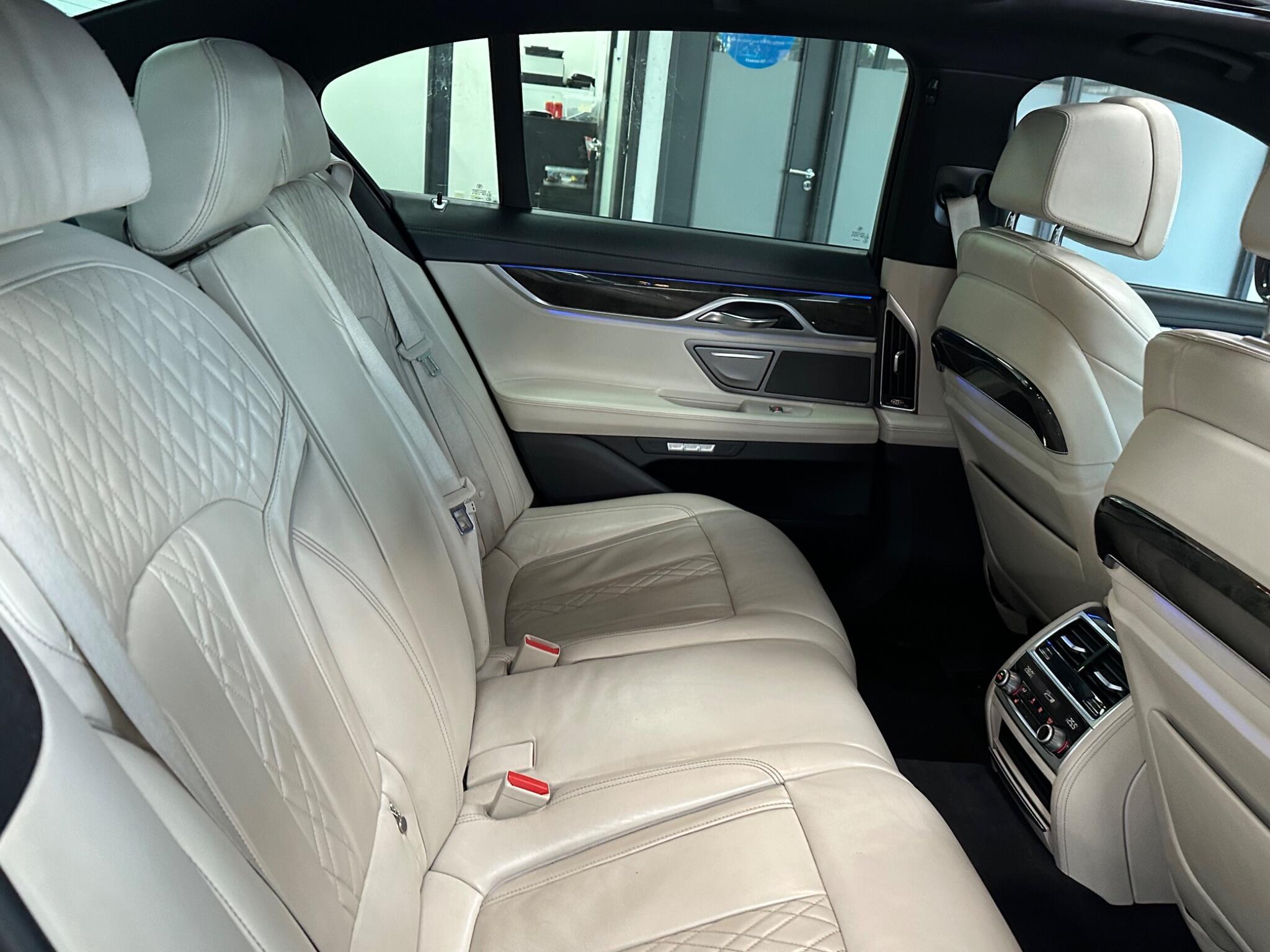 BMW 7 Series view 33