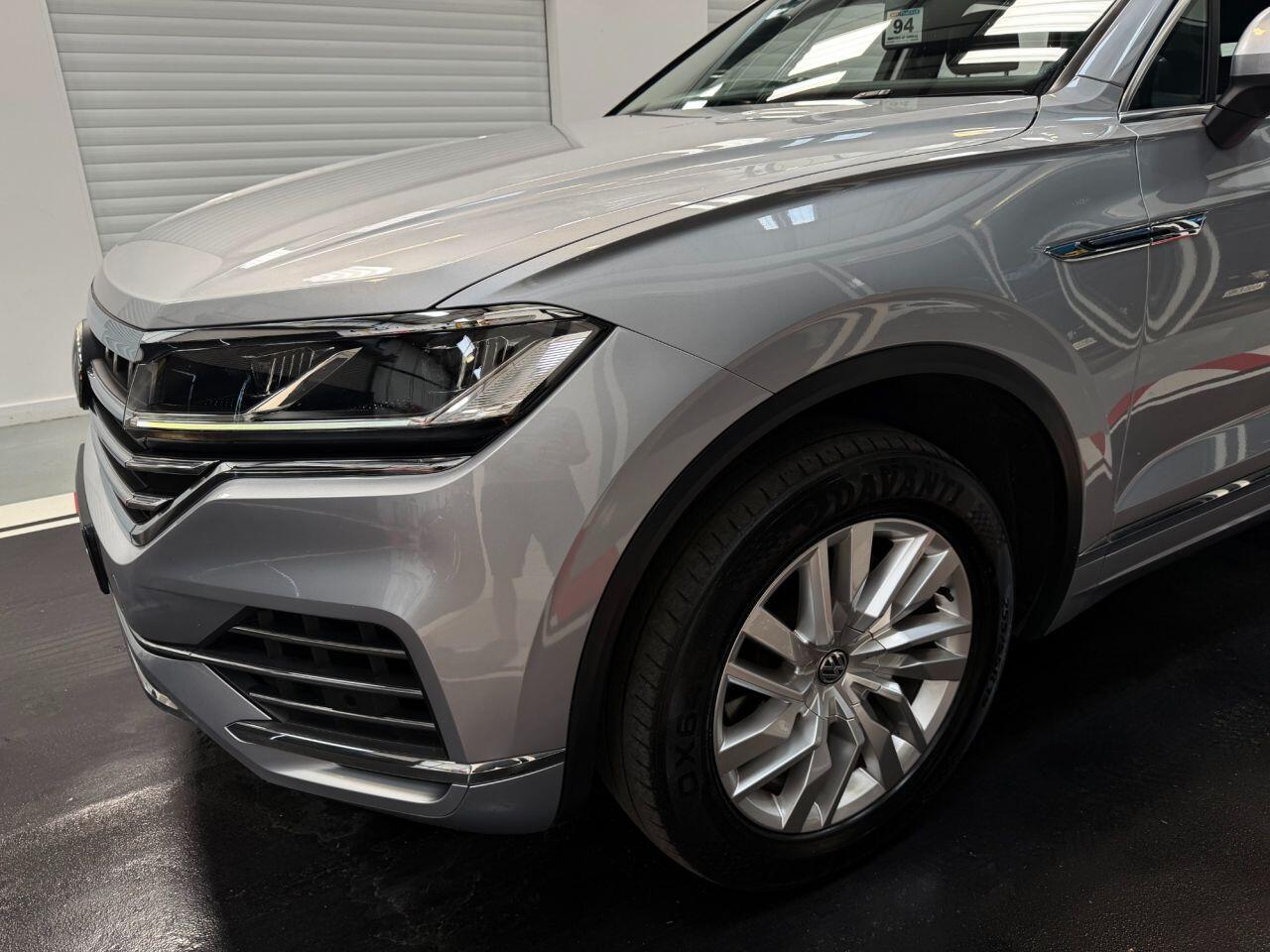 Volkswagen Touareg view 10