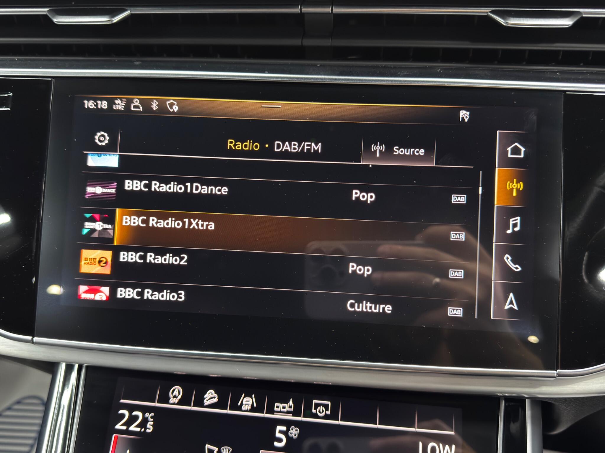 Audi Q8 view 32