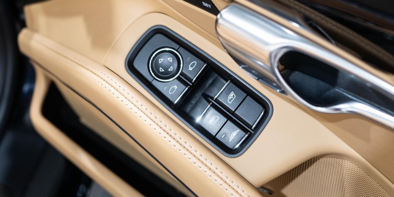 Porsche 911 view 23