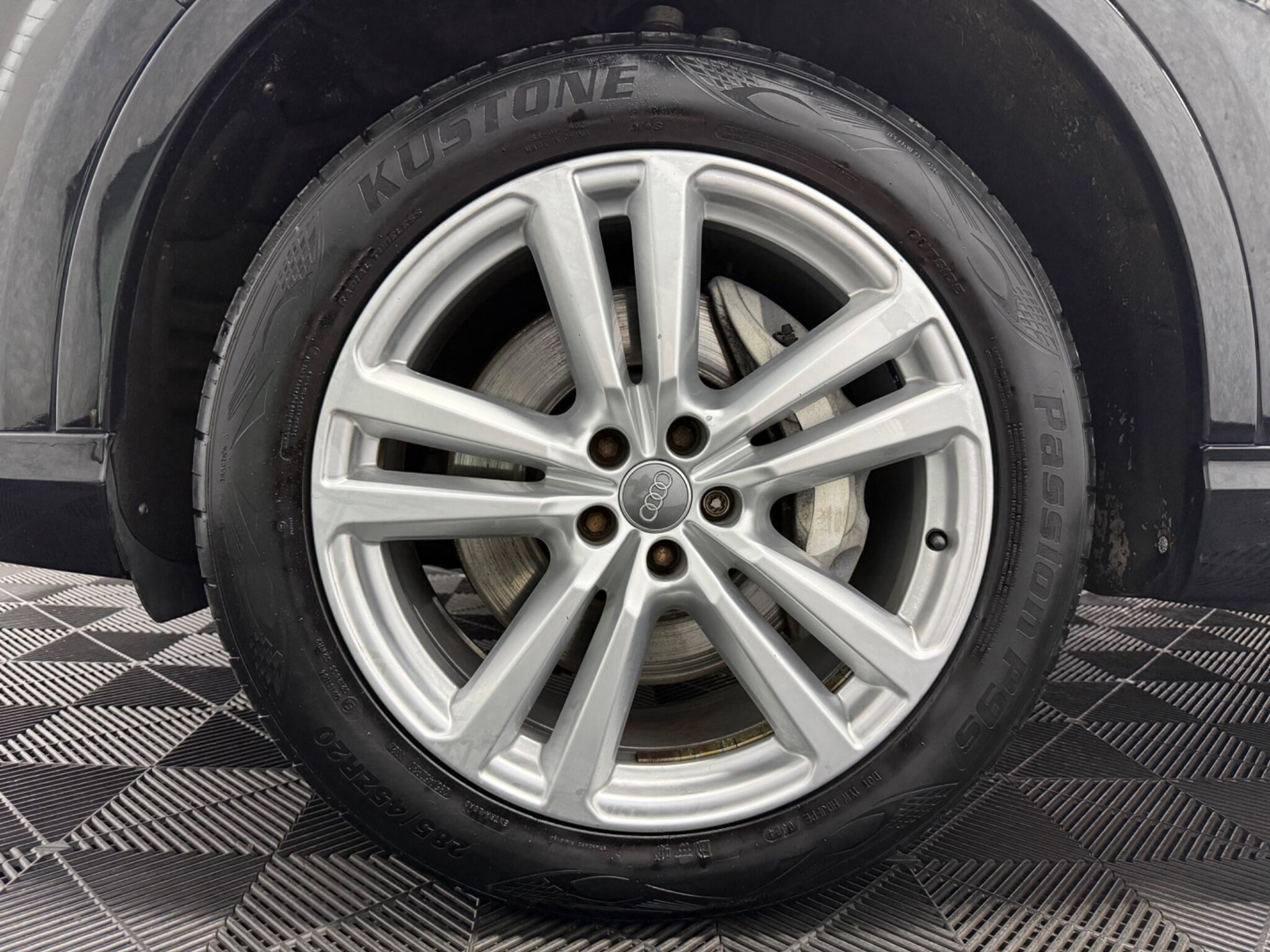 Audi Q7 view 28