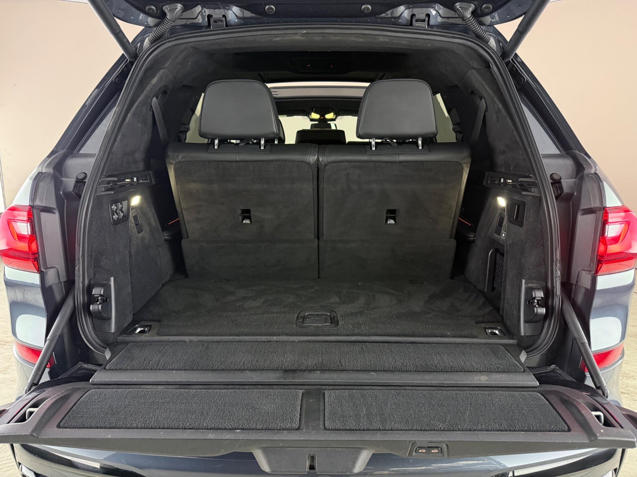 BMW X7 view 10