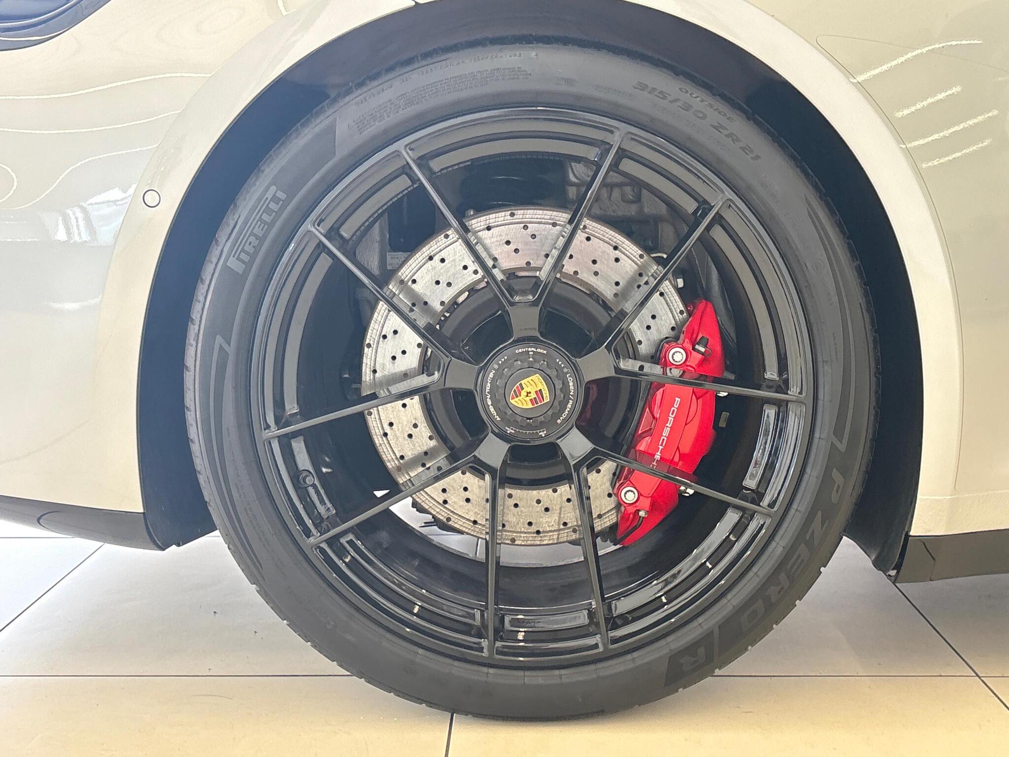 Porsche 911 view 33