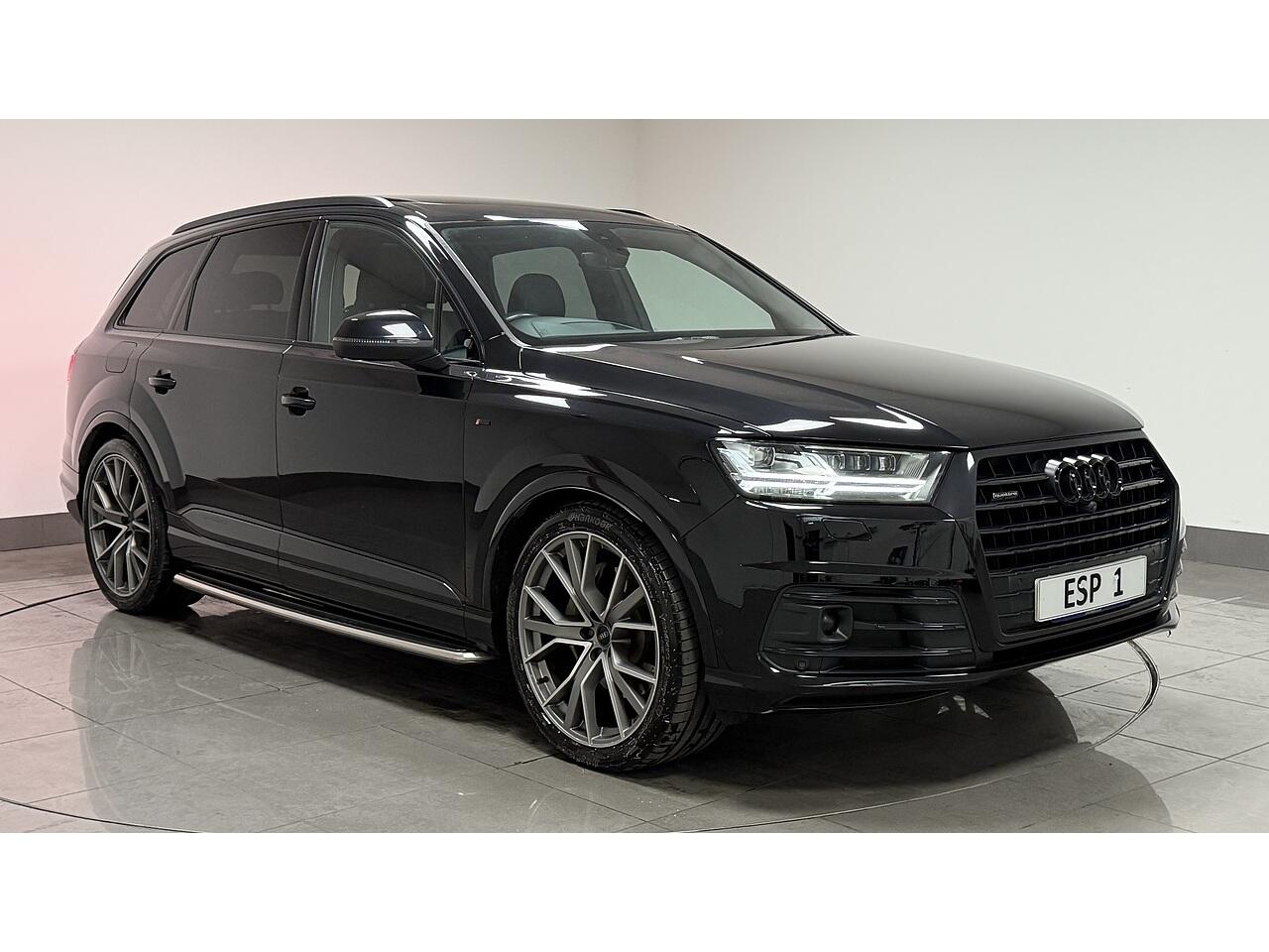 Audi Q7 view 11