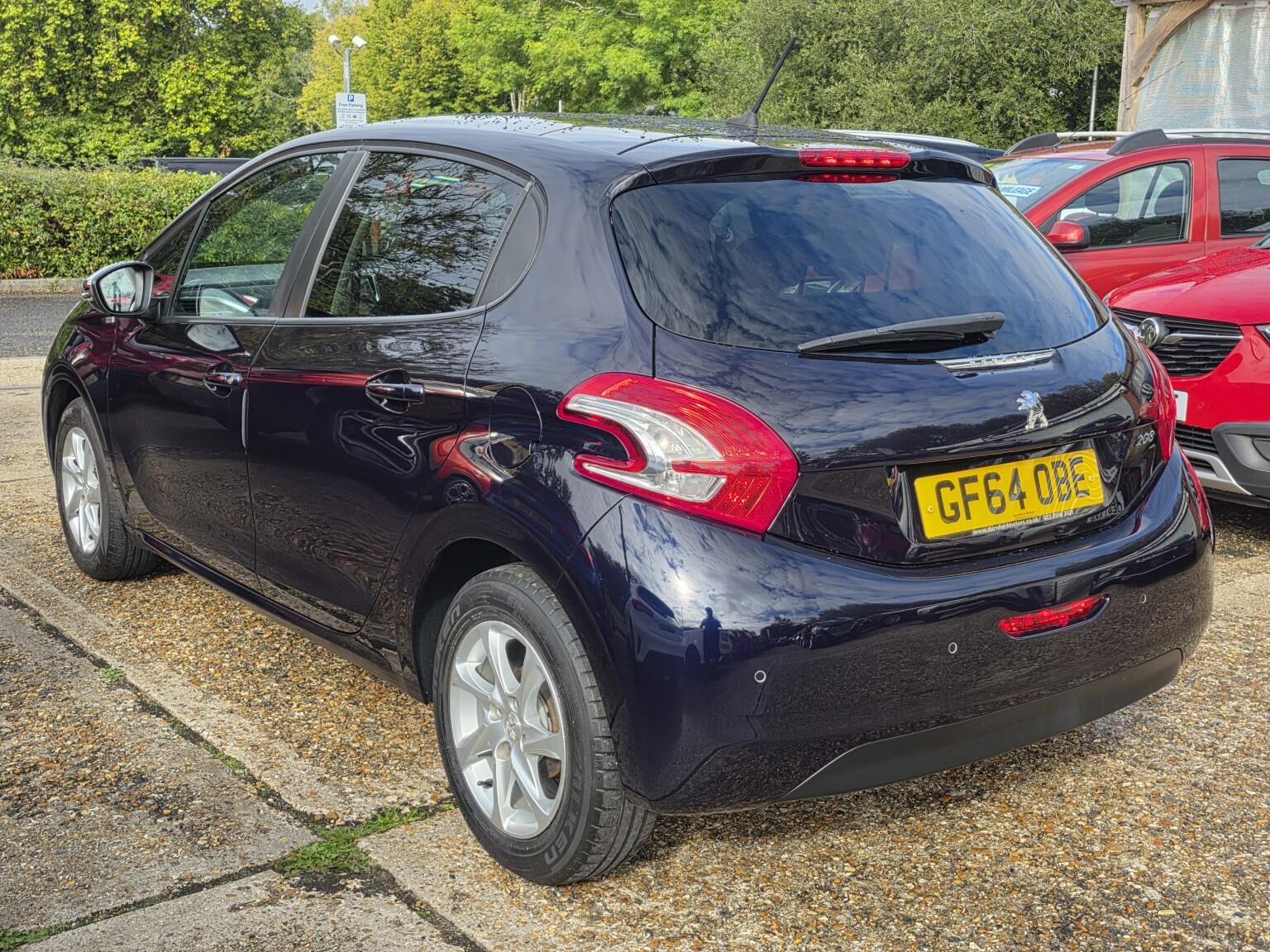 Peugeot 208 view 6