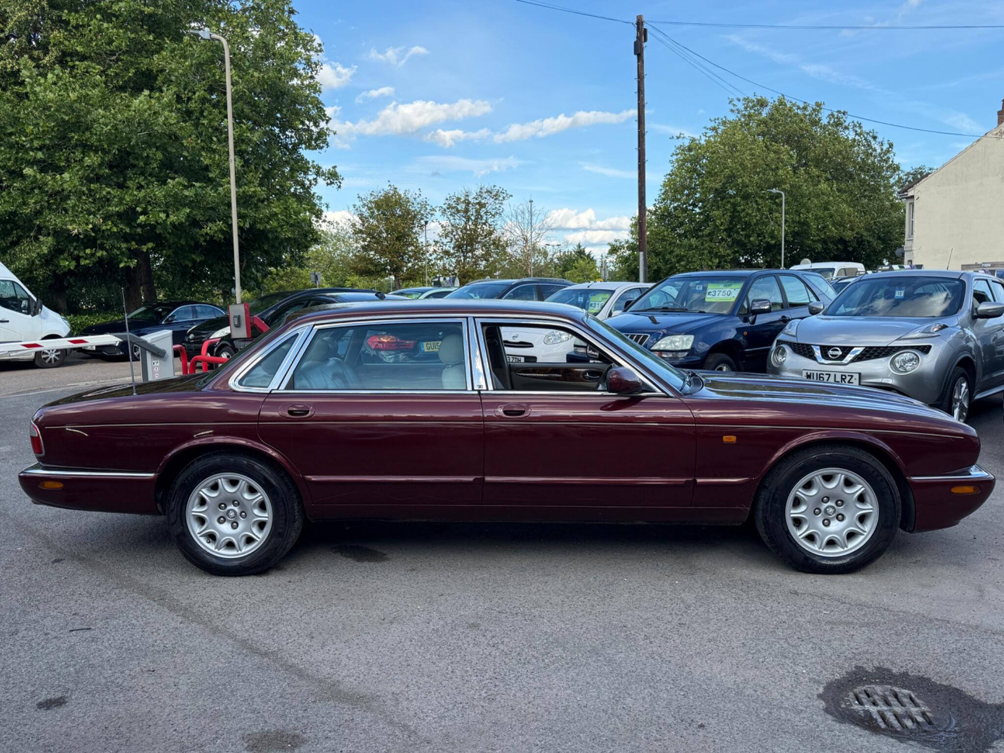 Jaguar XJ - Image 12
