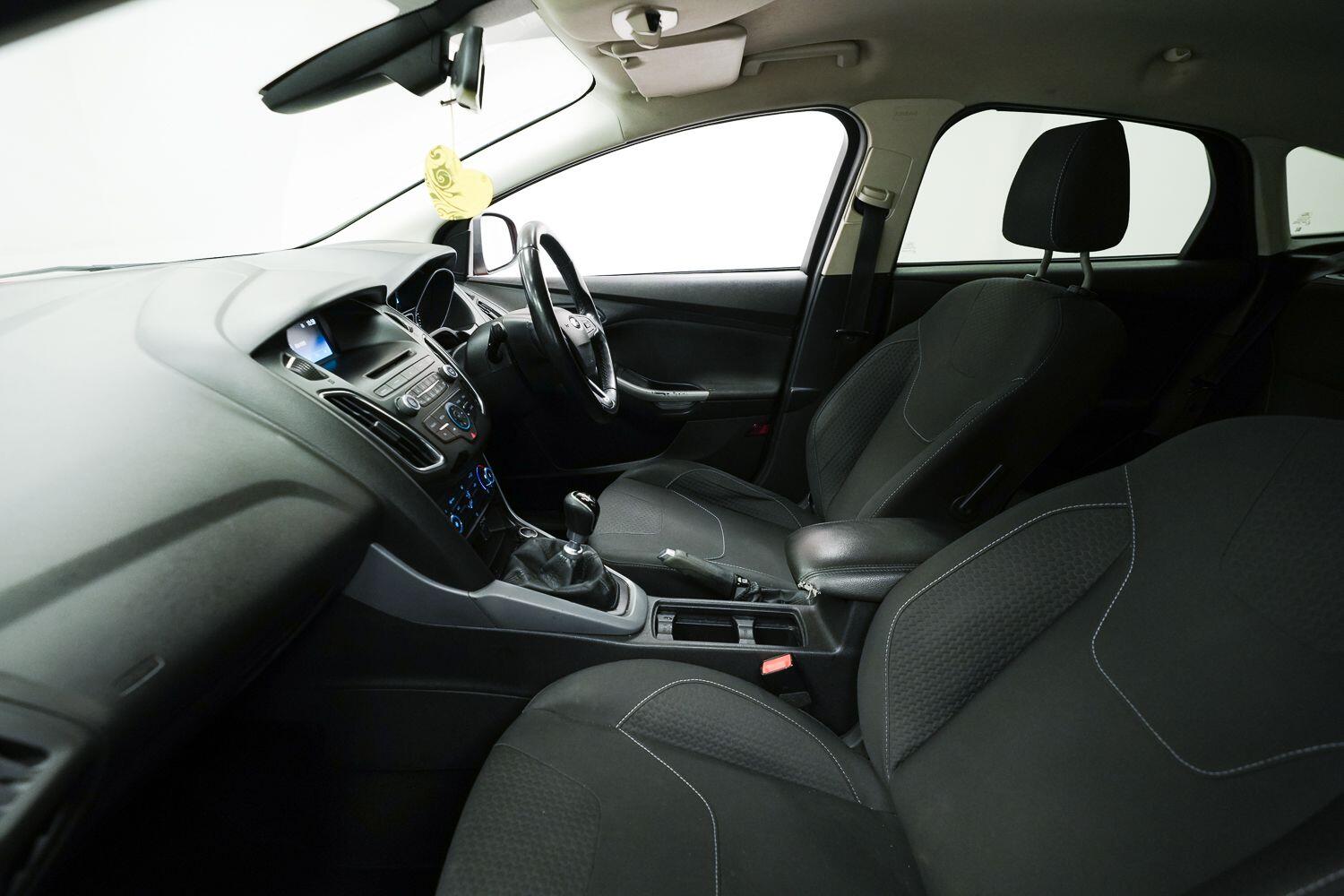 Ford Focus view 24