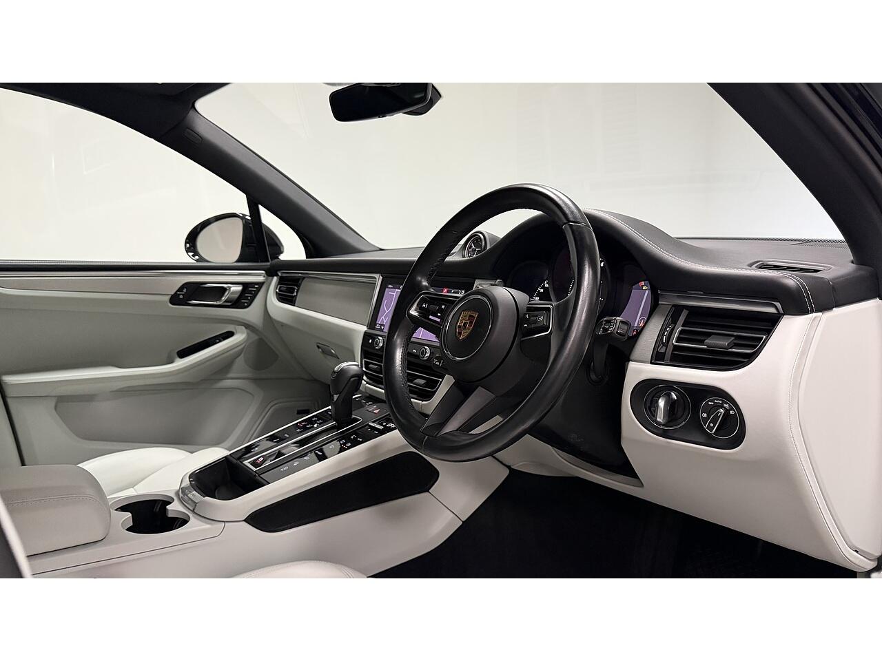 Porsche Macan view 16
