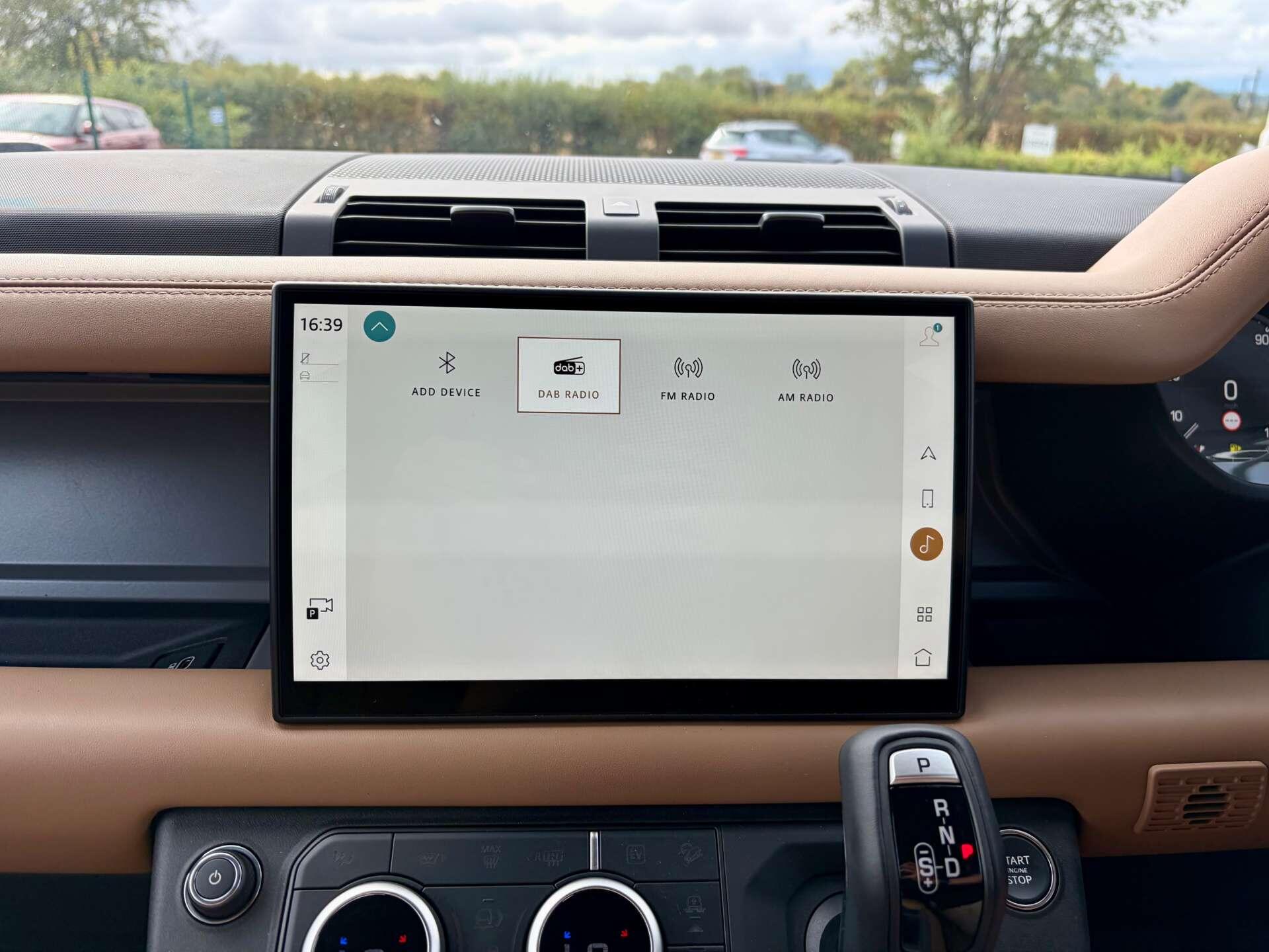 Land Rover Defender 110 view 54