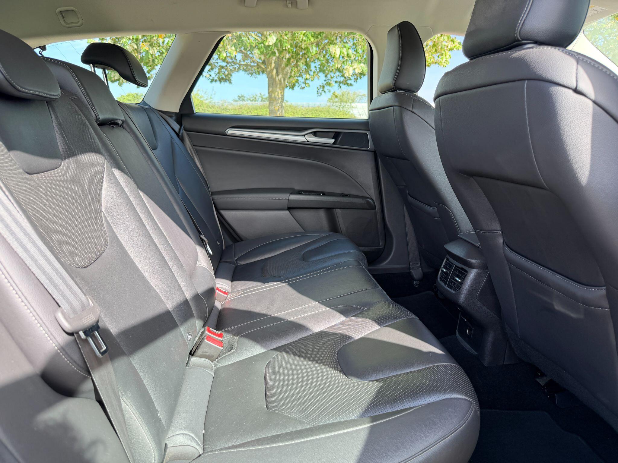 Ford Mondeo view 22