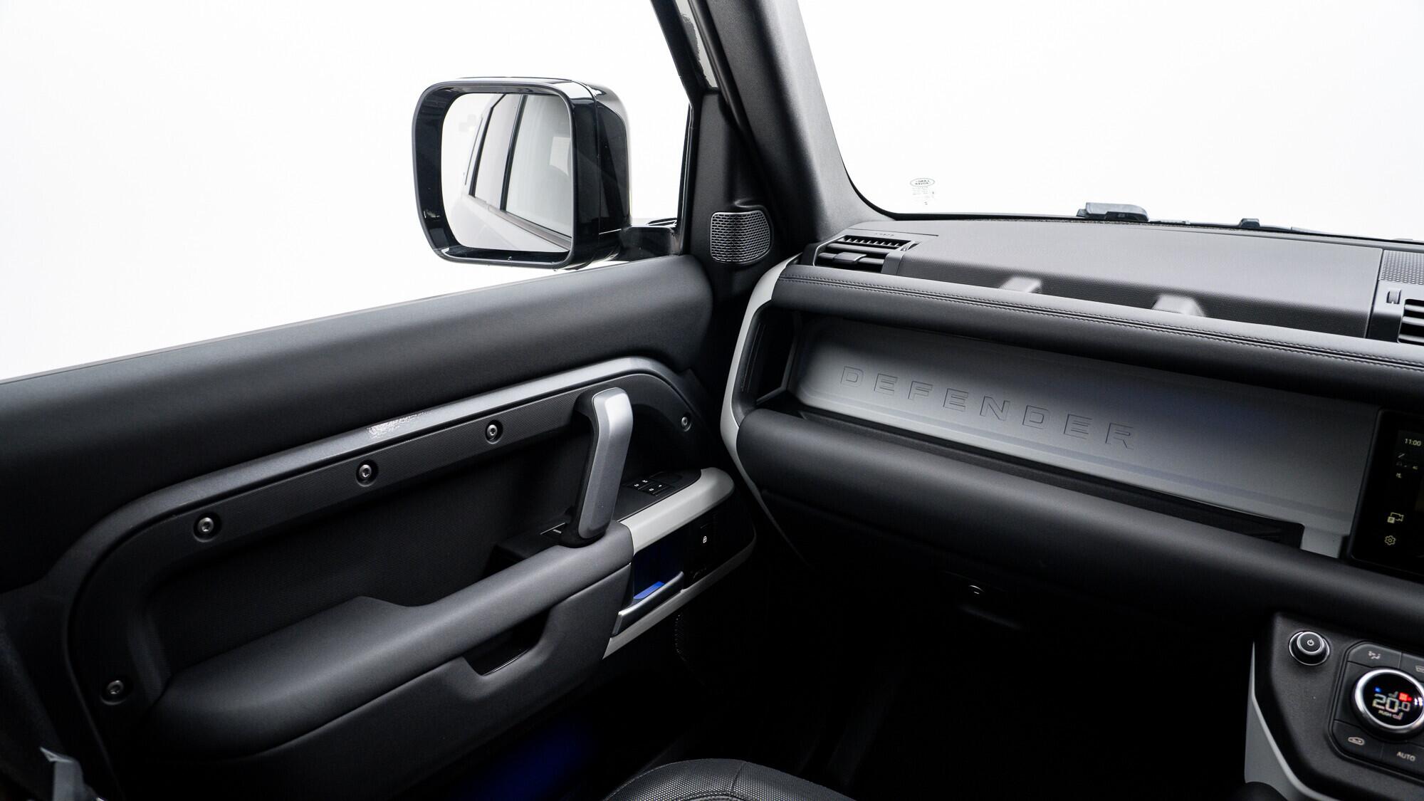 Land Rover Defender view 31