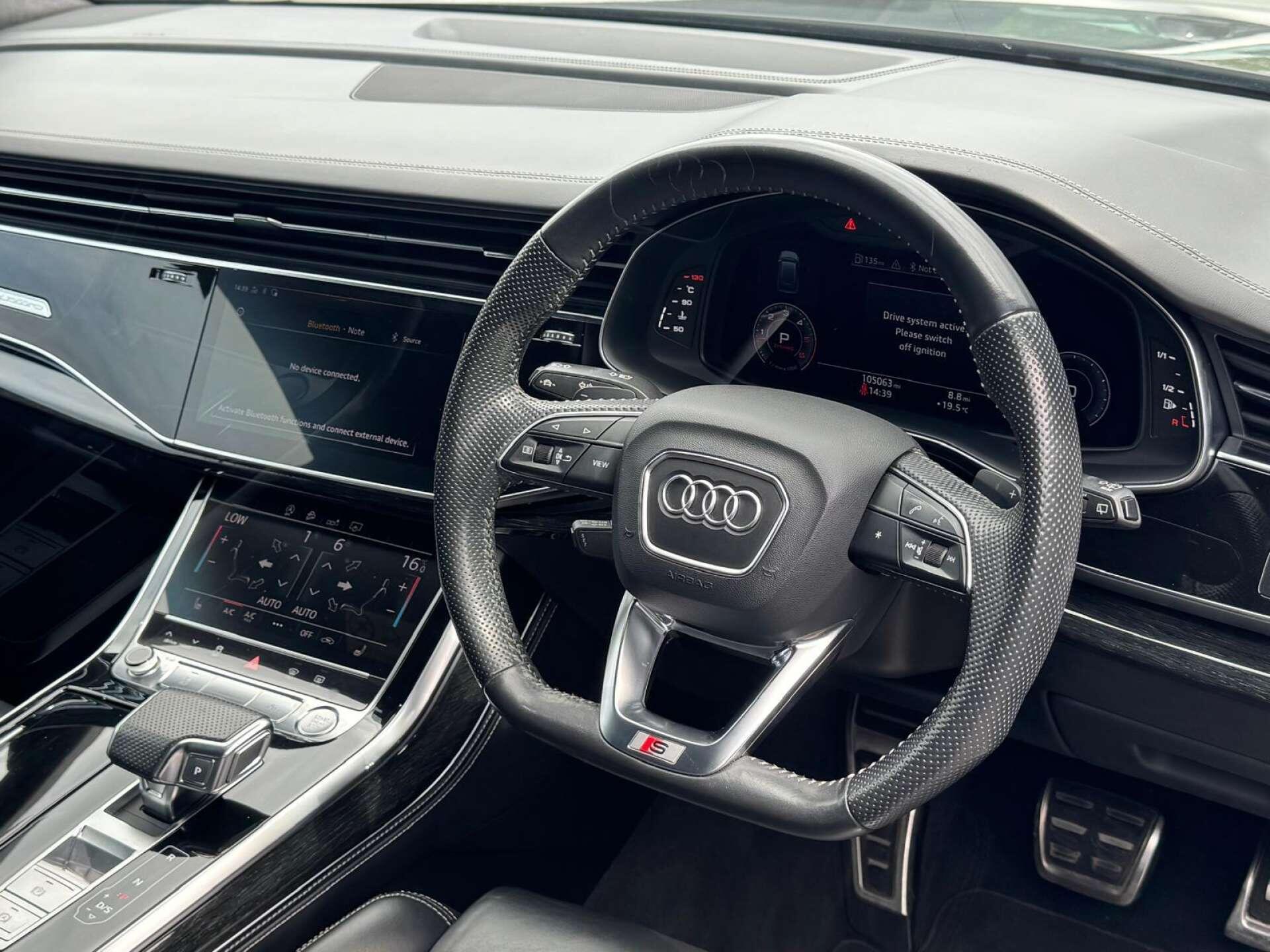 Audi Q8 view 30