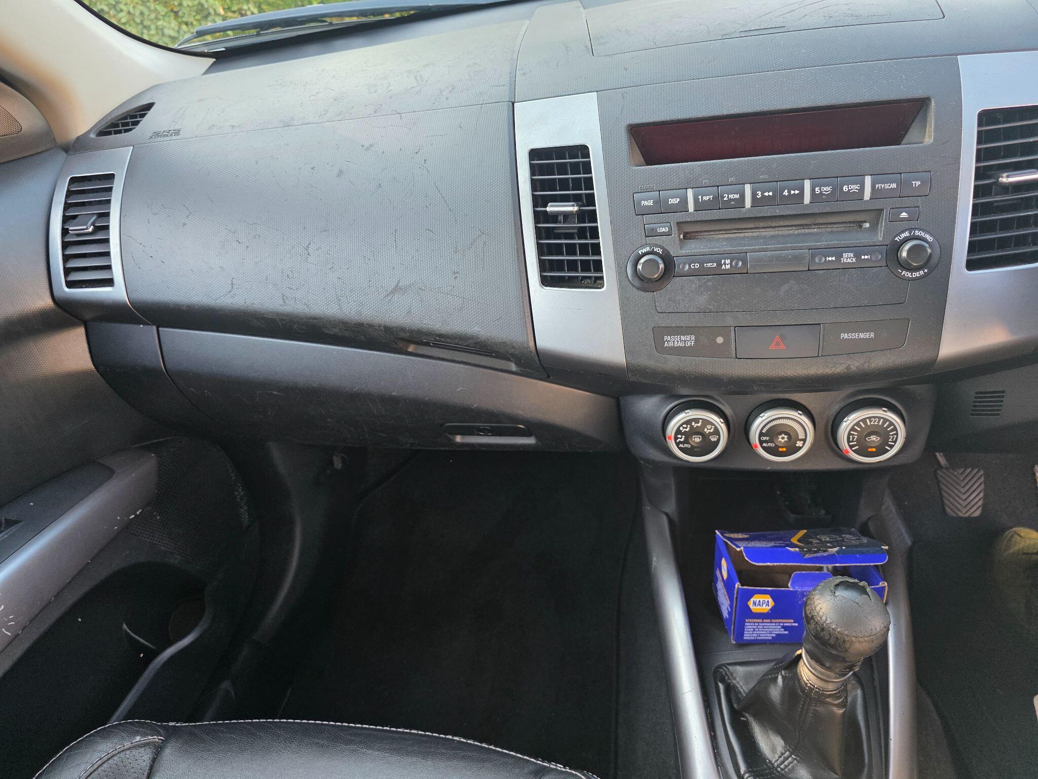 Mitsubishi Outlander view 11