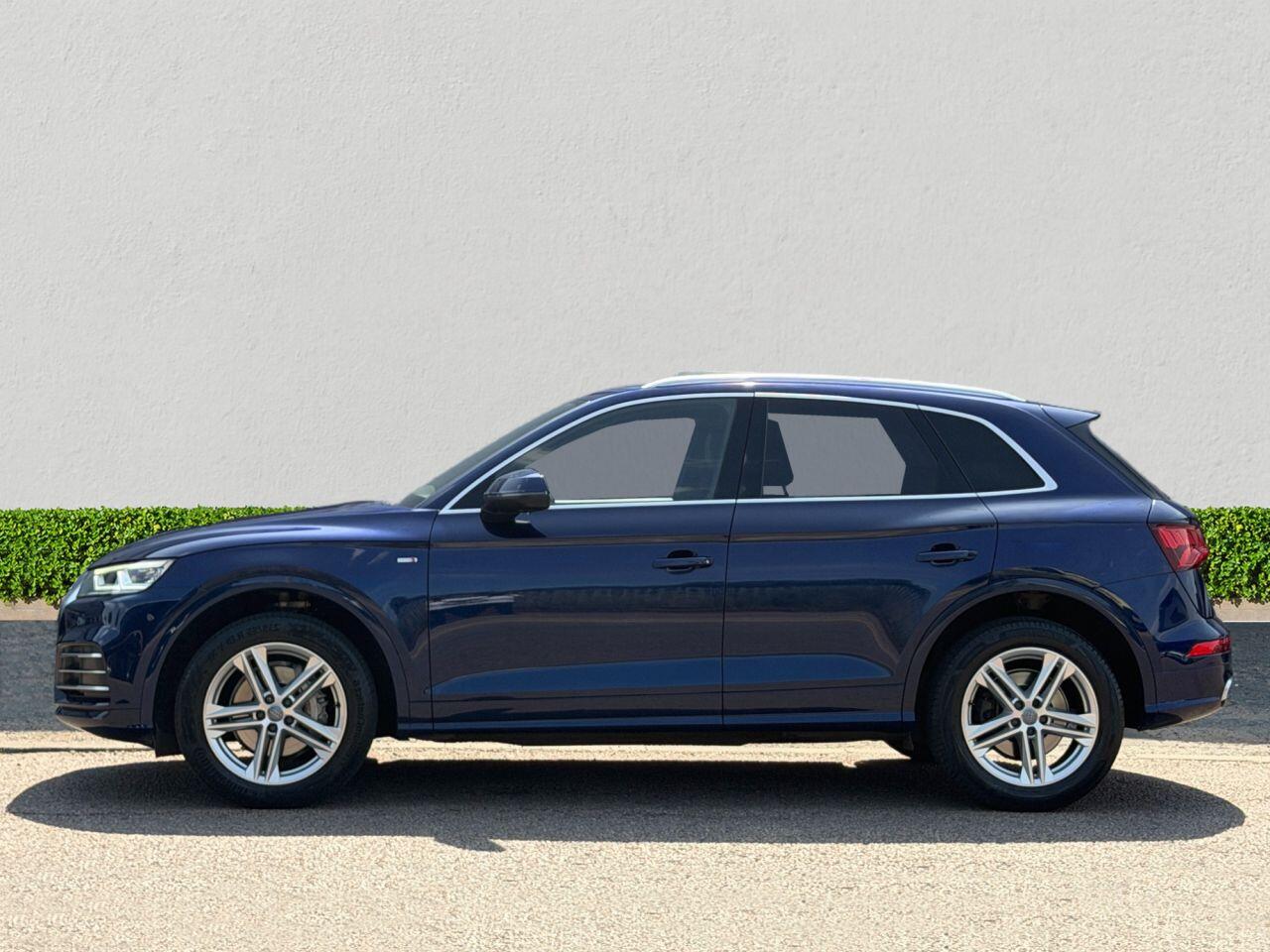 Audi Q5 view 4