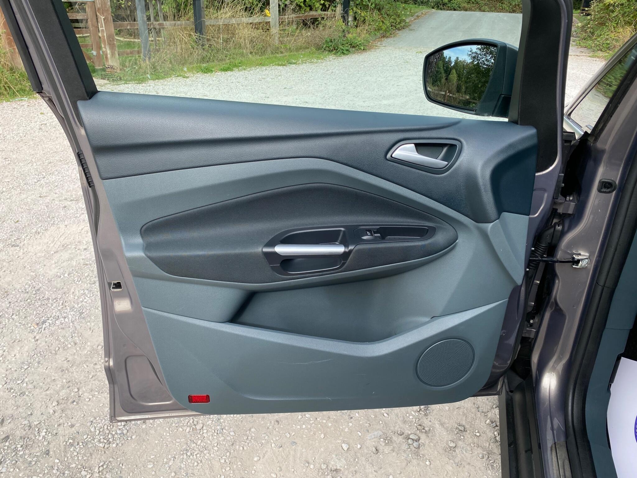 Ford Grand C-Max view 28