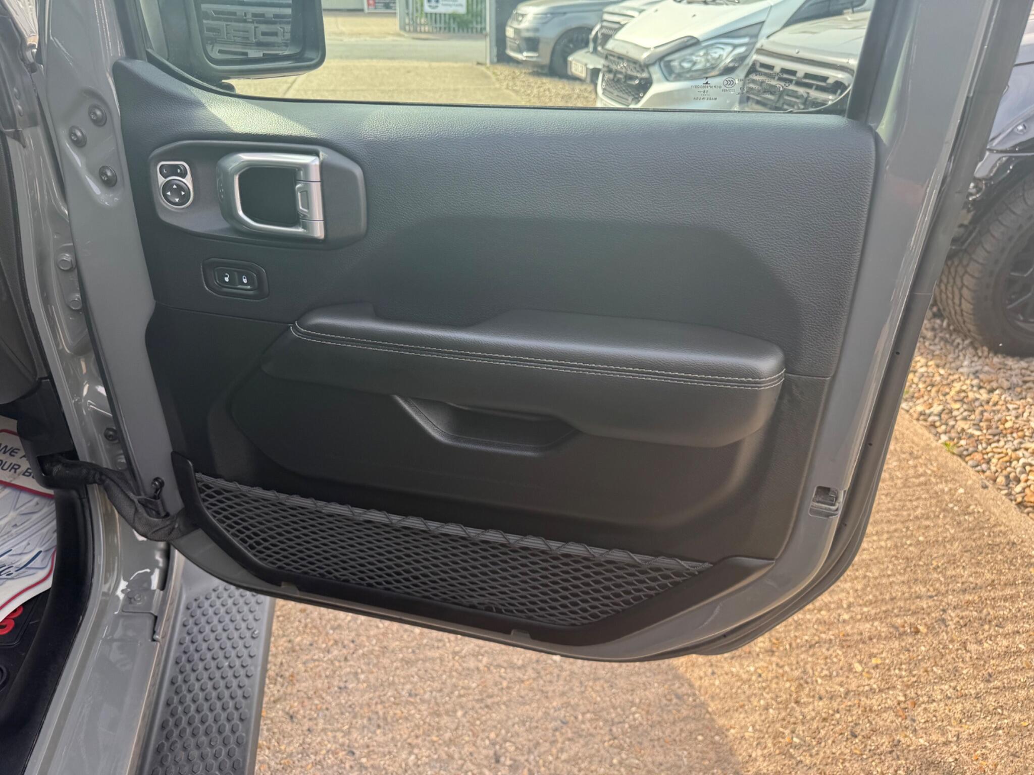 Jeep Wrangler view 33
