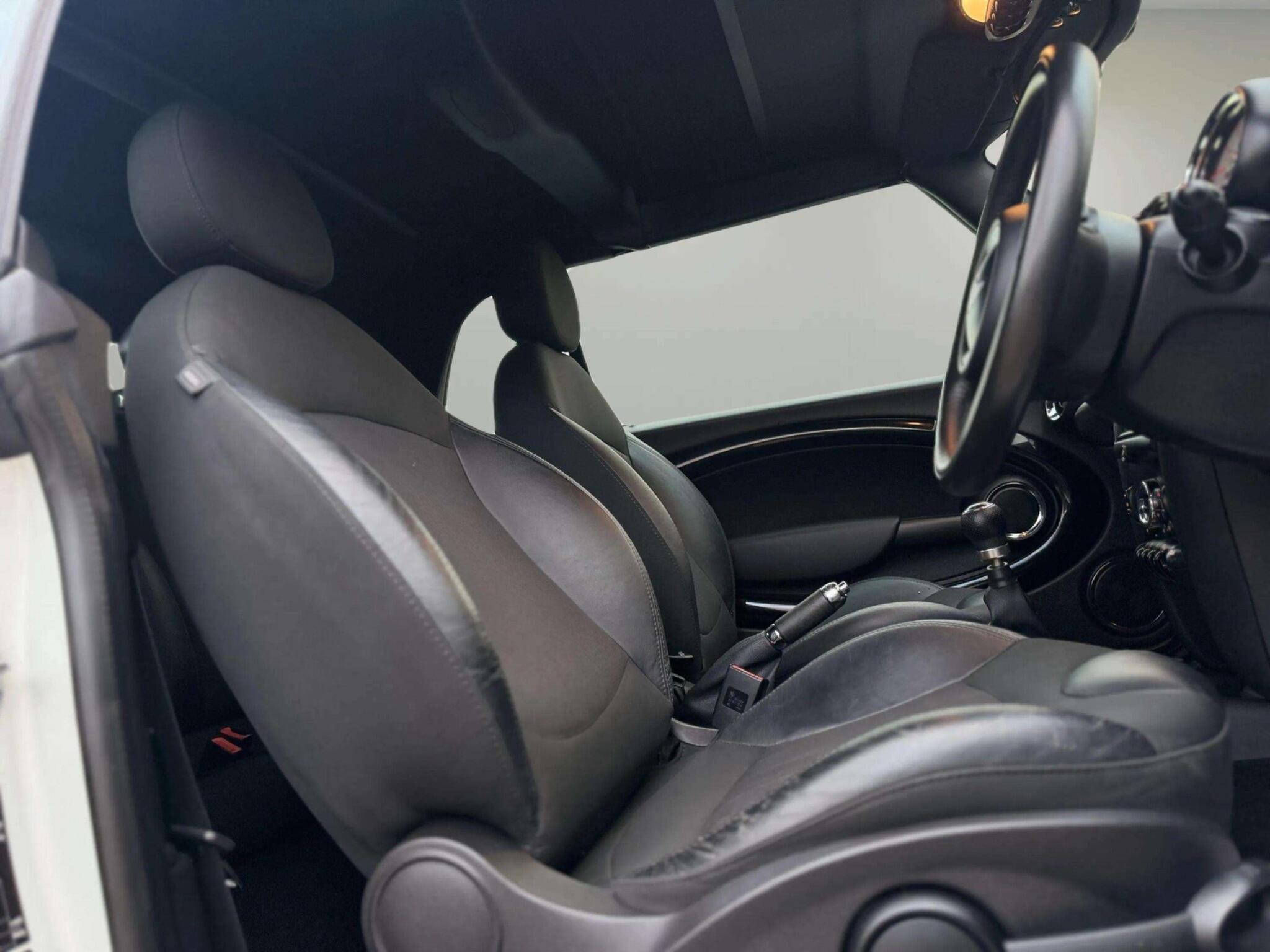 Mini Convertible view 39