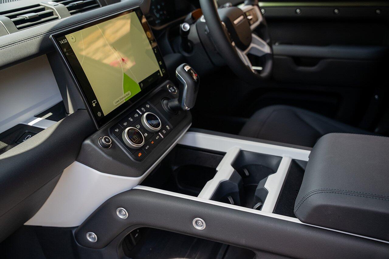 Land Rover Defender view 72