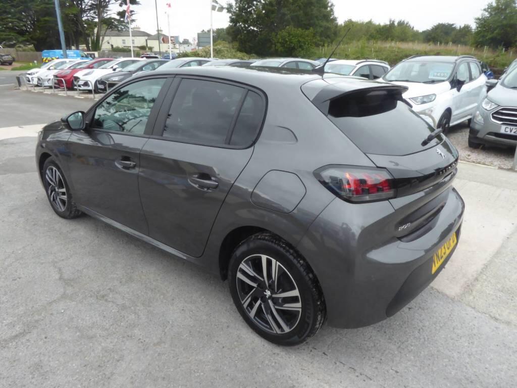 Peugeot 208 view 5