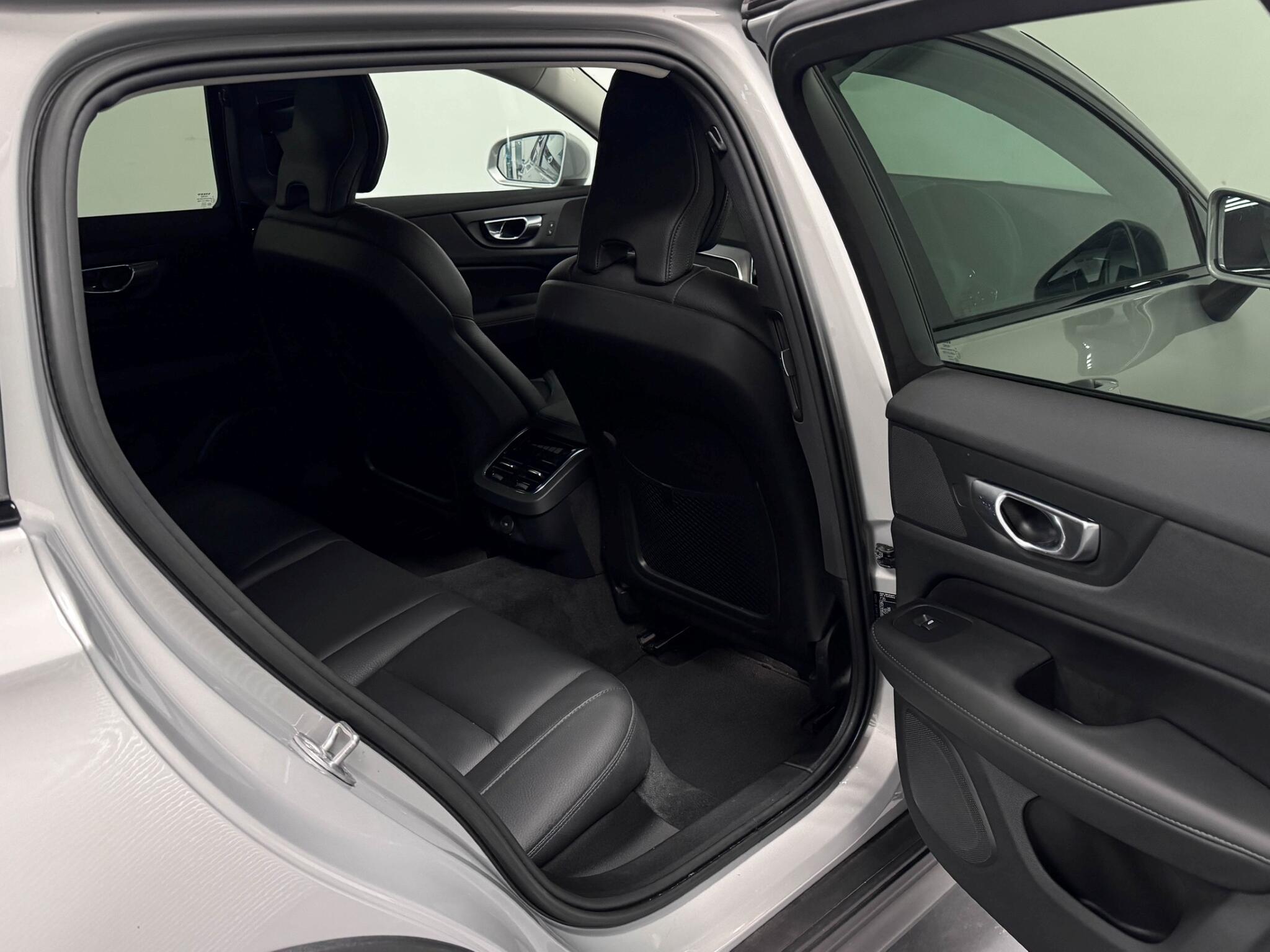 Volvo V60 Cross Country view 27