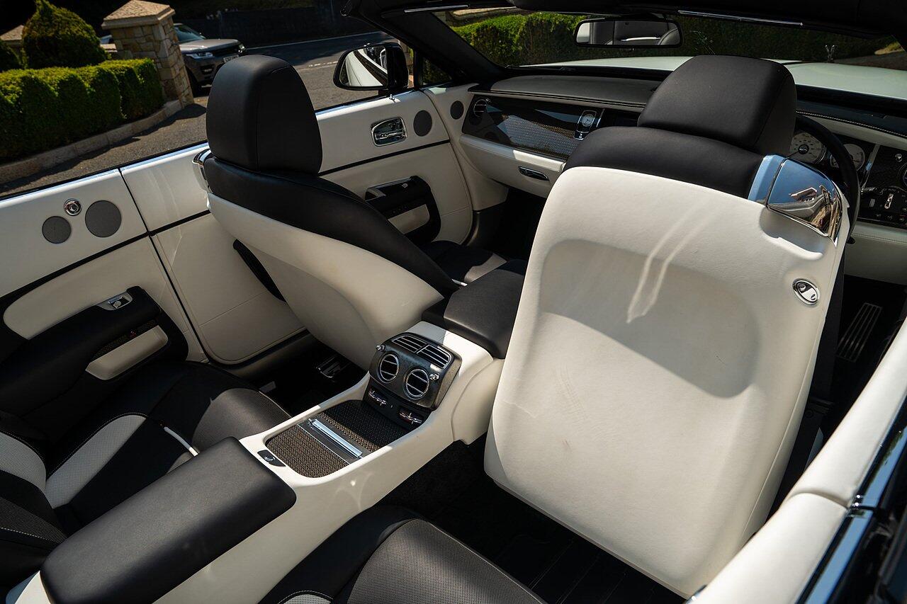 Rolls-Royce Dawn view 77