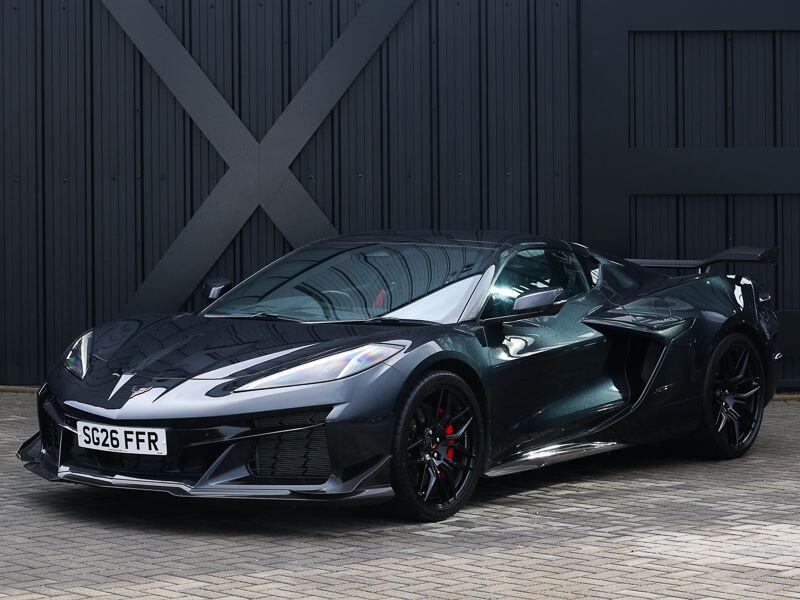 Chevrolet Corvette view 3