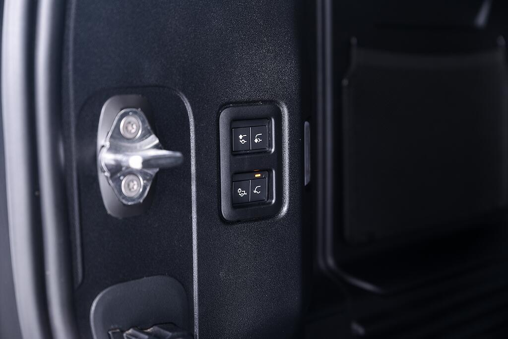 Land Rover Defender view 35