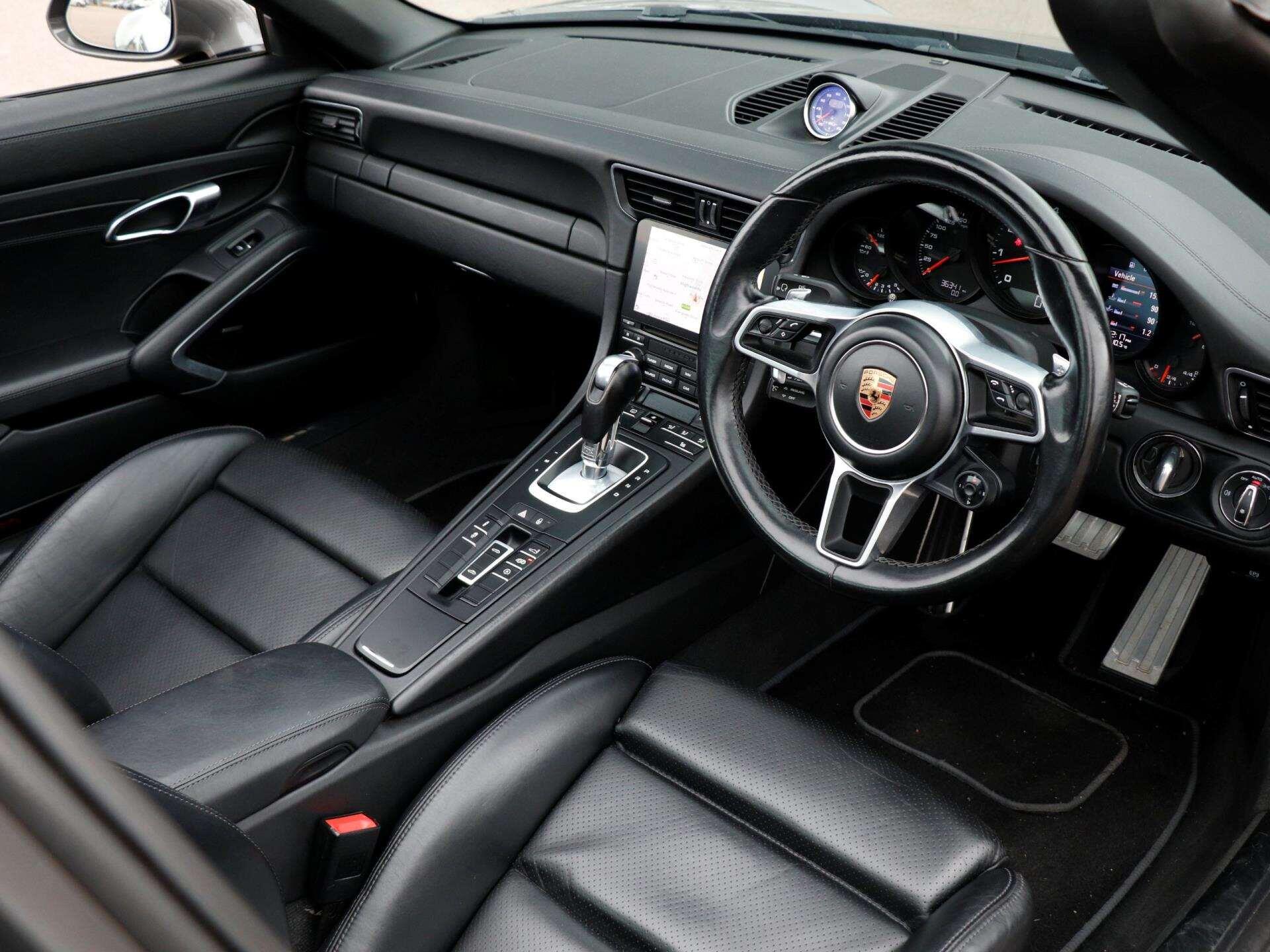 Porsche 911 view 10