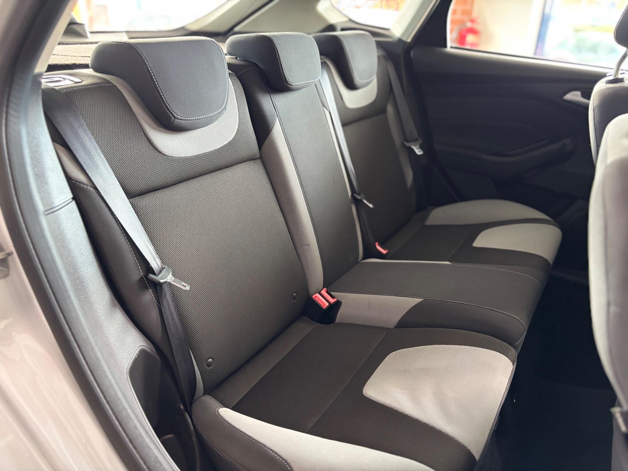 Ford Focus view 13