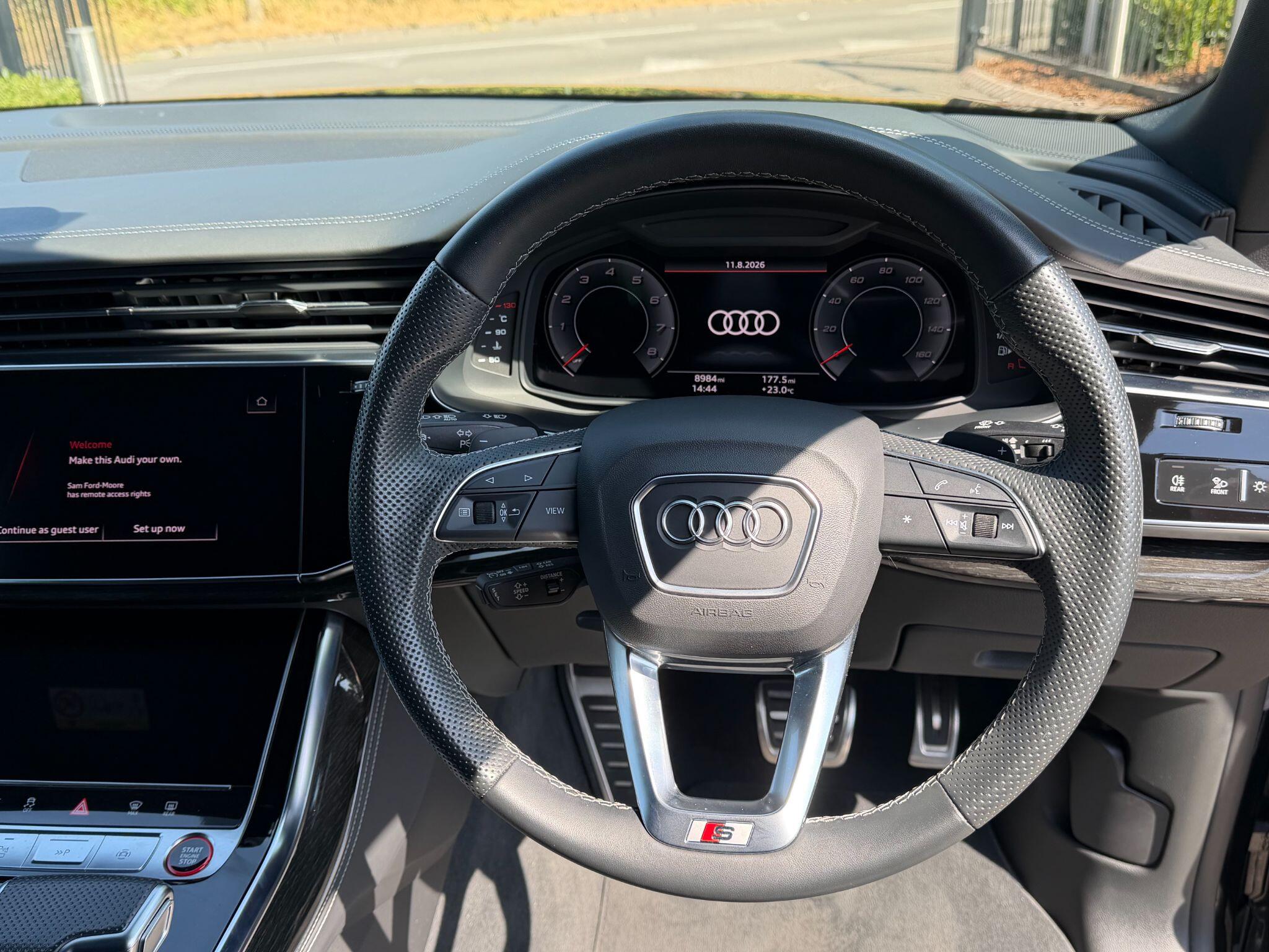 Audi SQ8 view 11