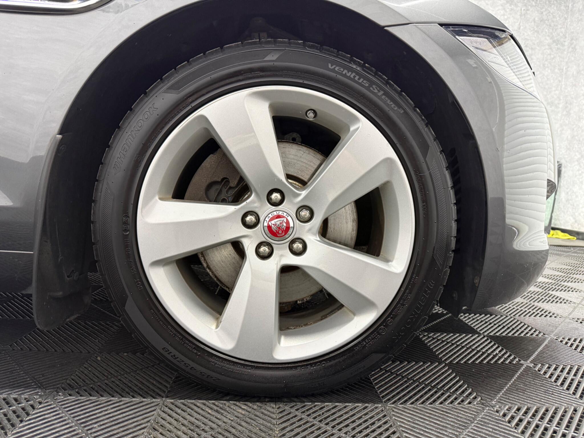 Jaguar XF view 29