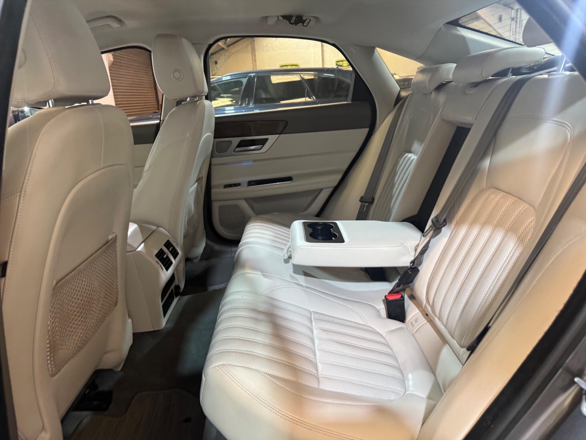 Jaguar XF view 26