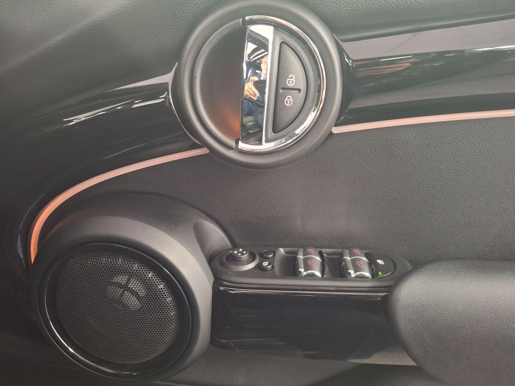 Mini Hatch view 10