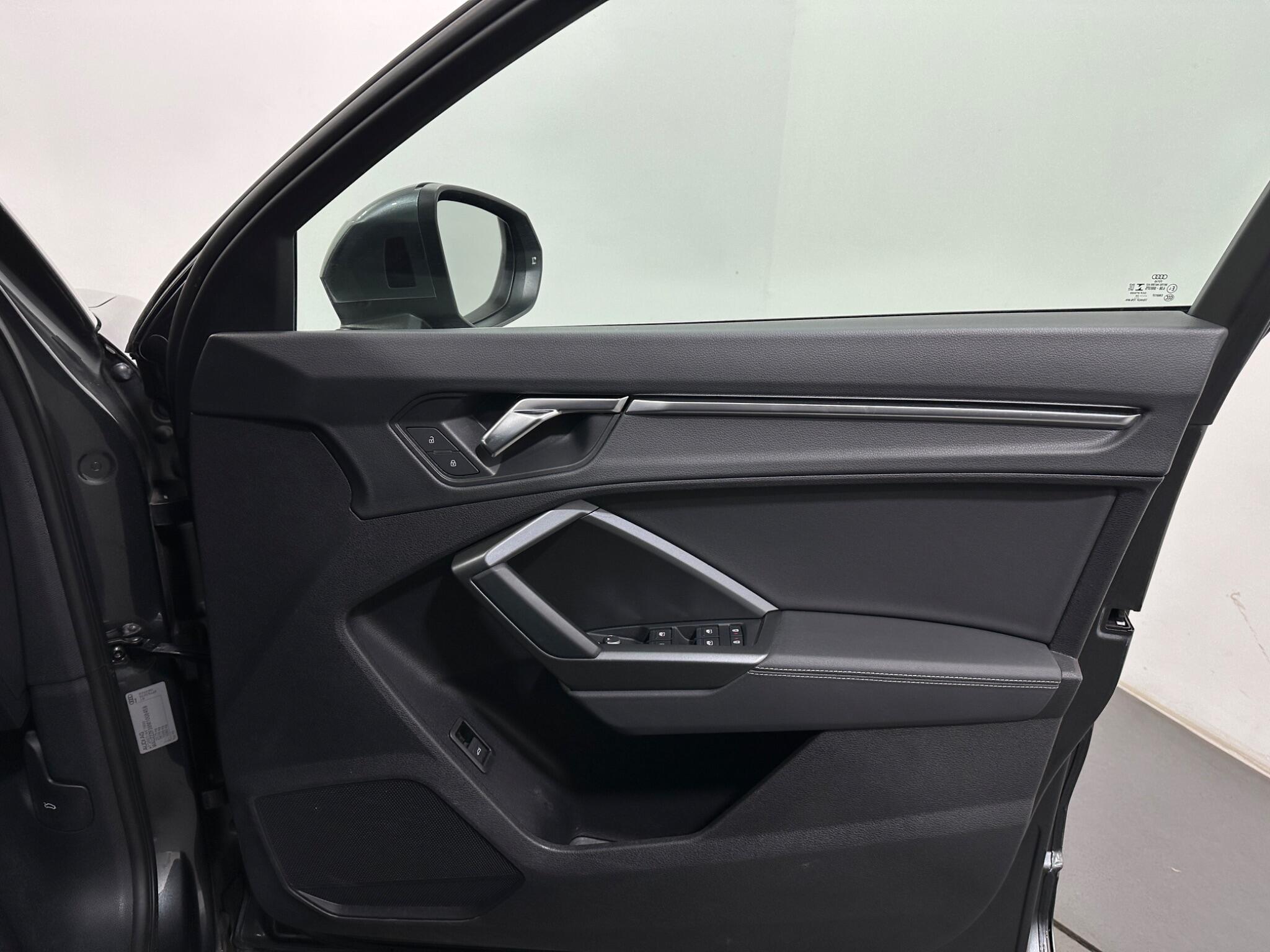Audi Q3 view 33