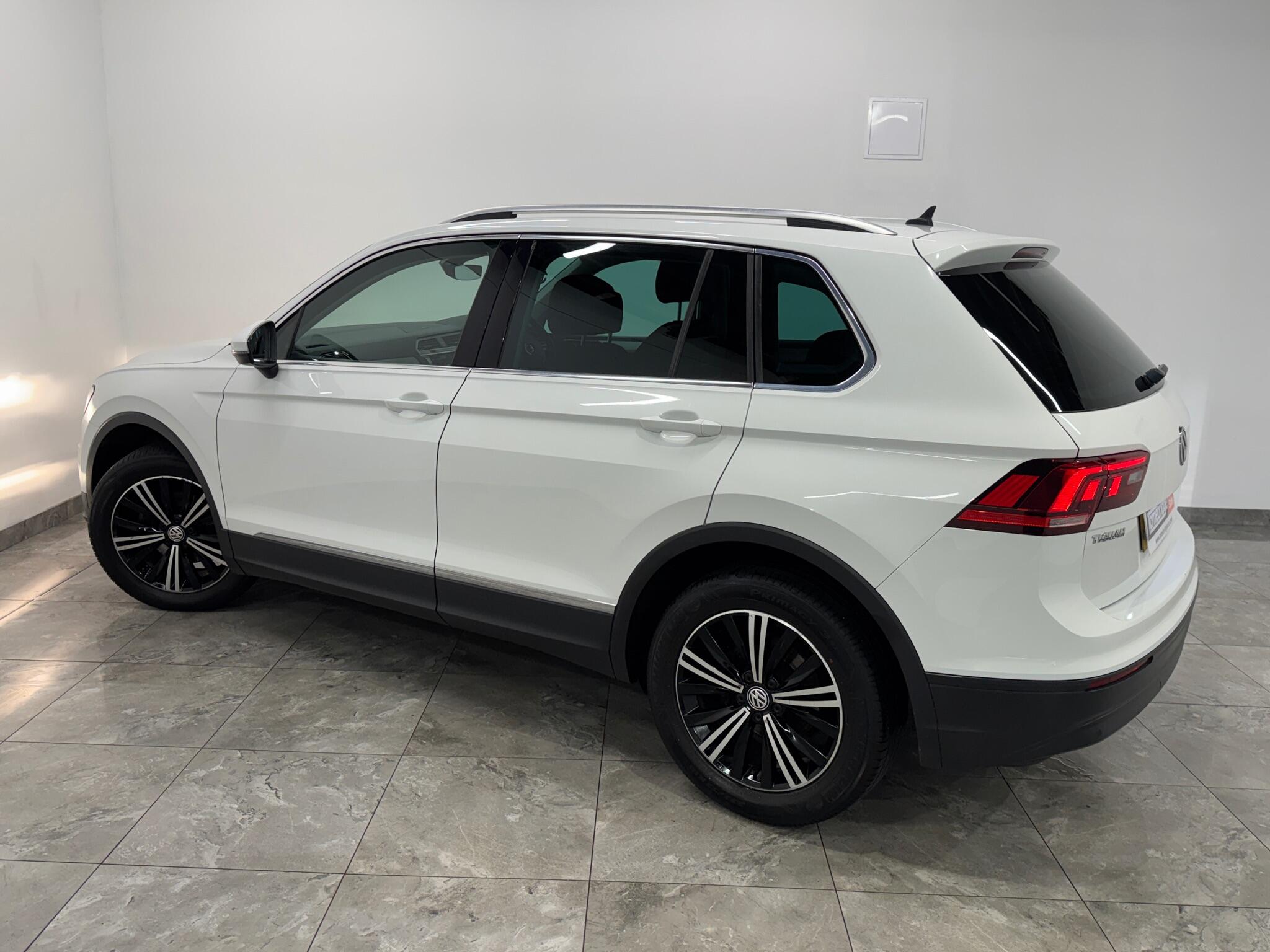 Volkswagen Tiguan view 6