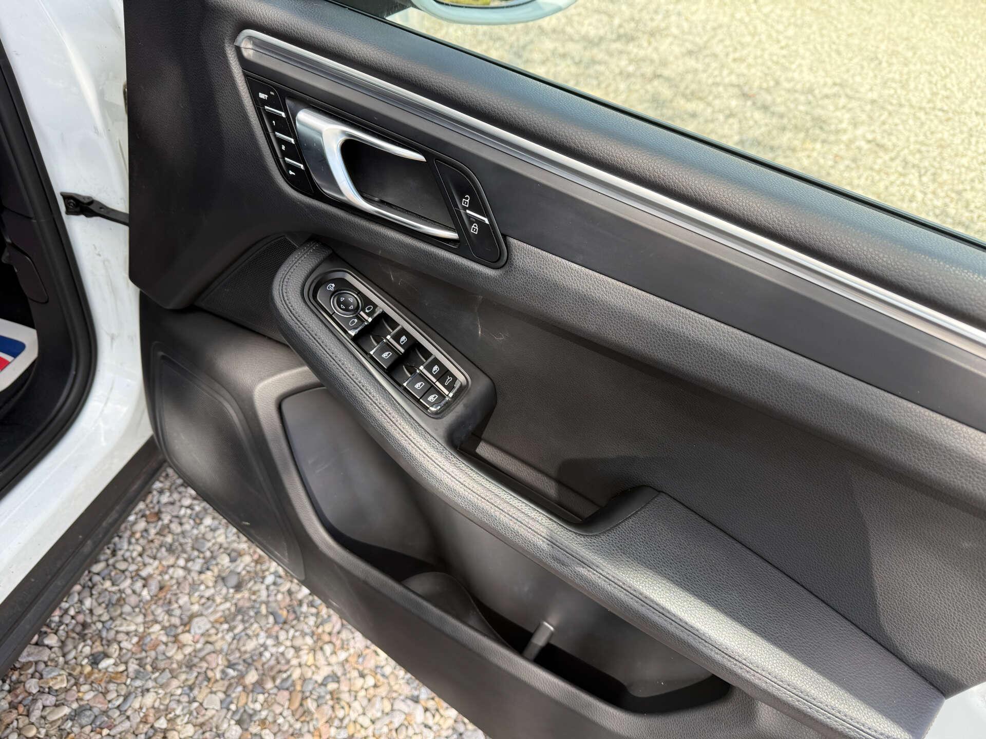 Porsche Macan view 19