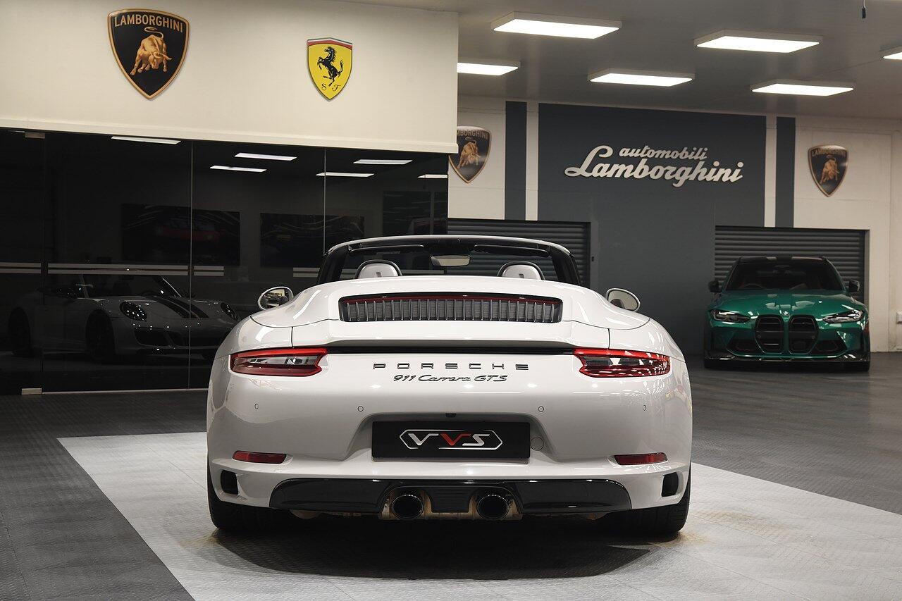 Porsche 911 view 40