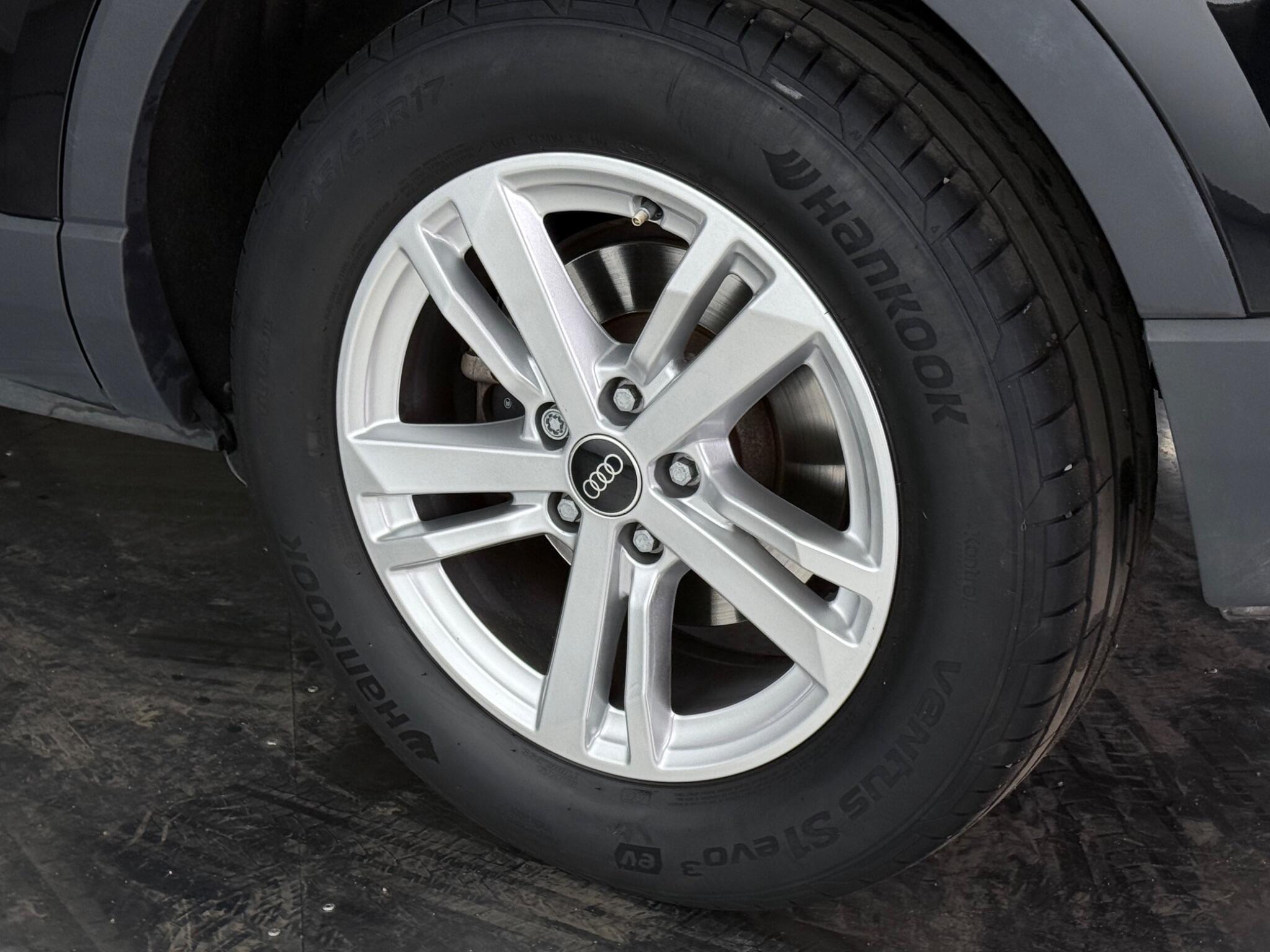 Audi Q3 view 12