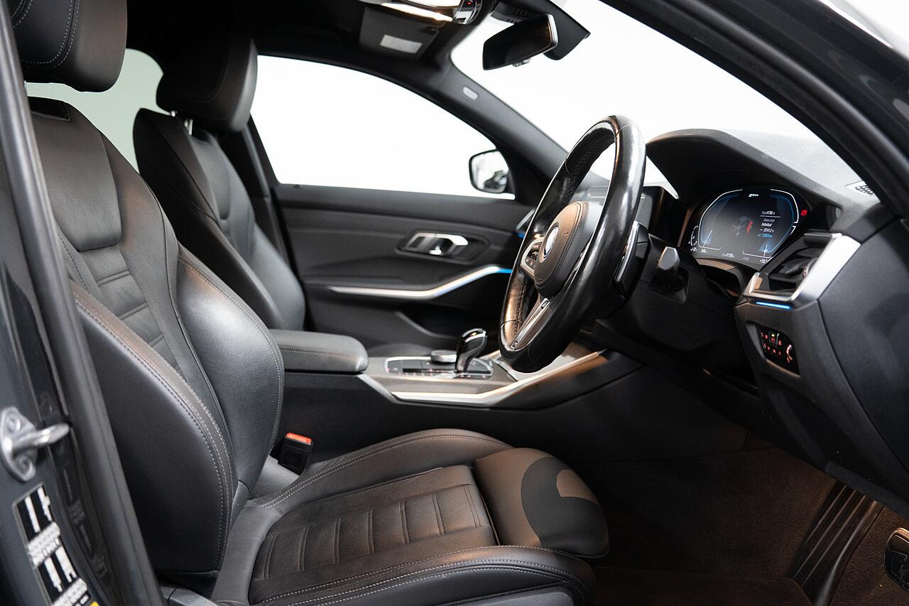 BMW 3 Series view 4