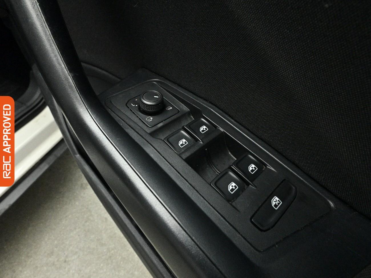 Volkswagen T-Roc view 23