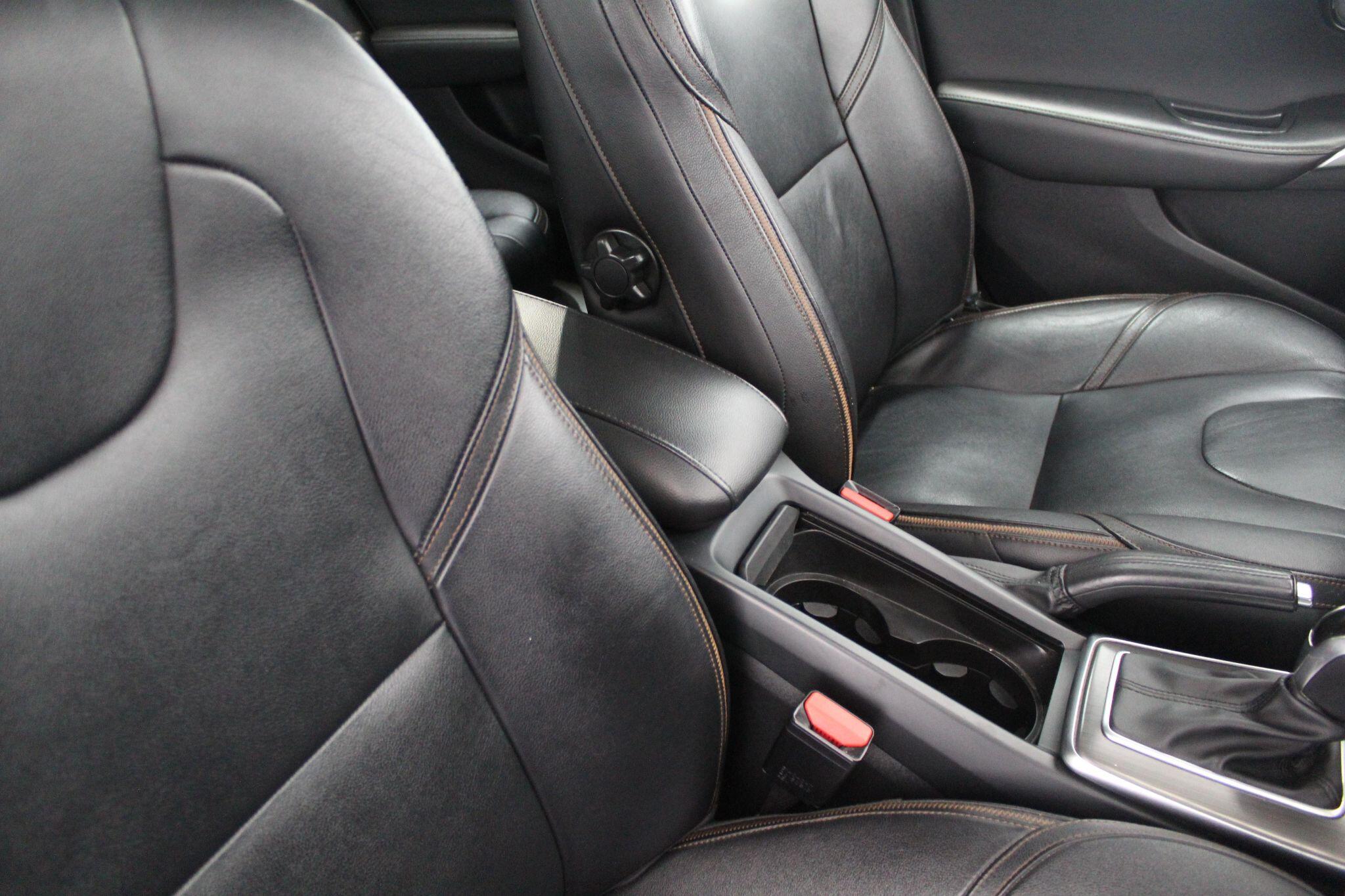 Volvo V40 Cross Country view 41