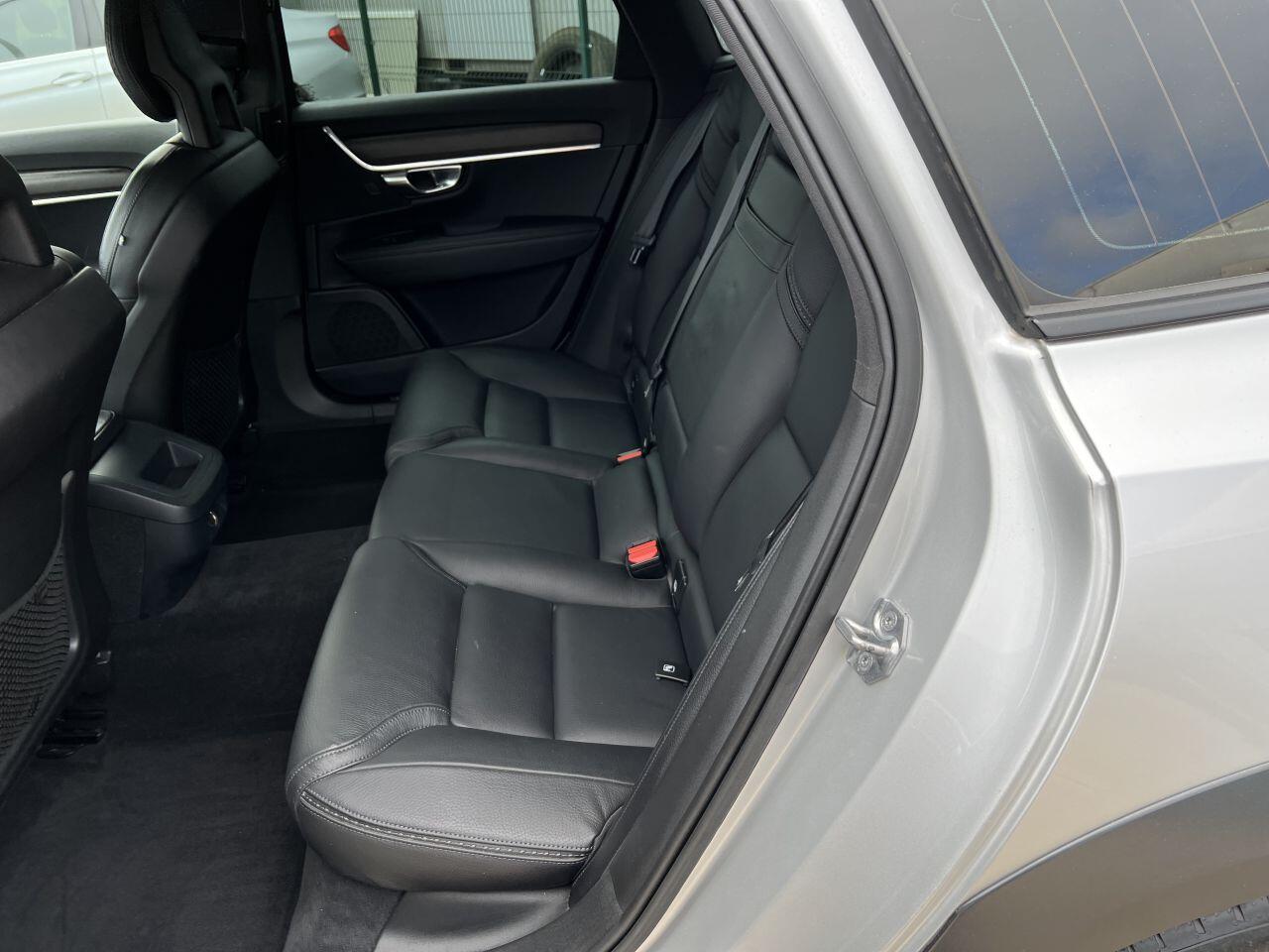 Volvo V90 Cross Country view 27